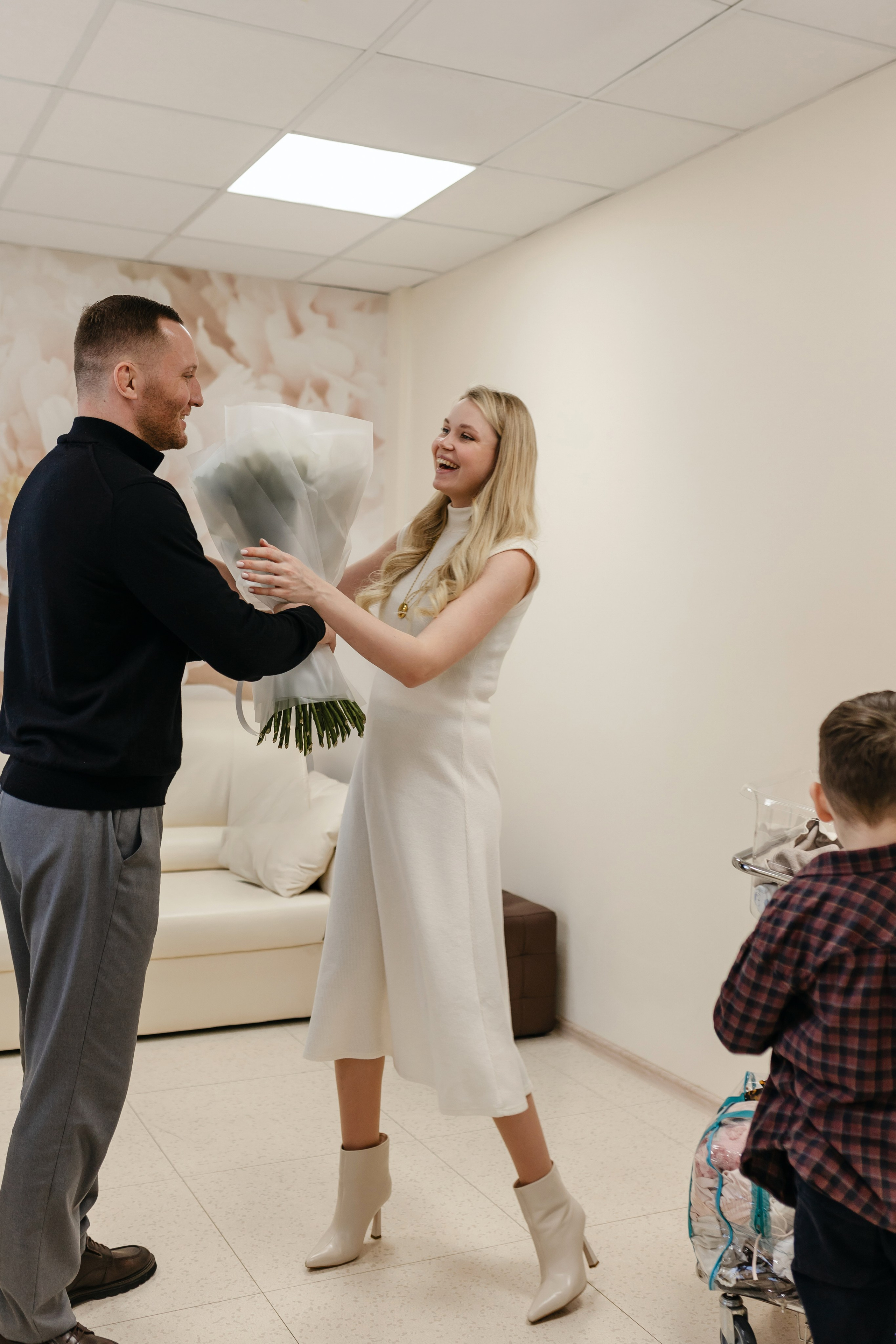 Фотограф на выписку из роддома в Краснодаре, выписка из Екатерининского роддома, фотограф Яна Морева. Семейный фотограф в Краснодаре Яна Морева