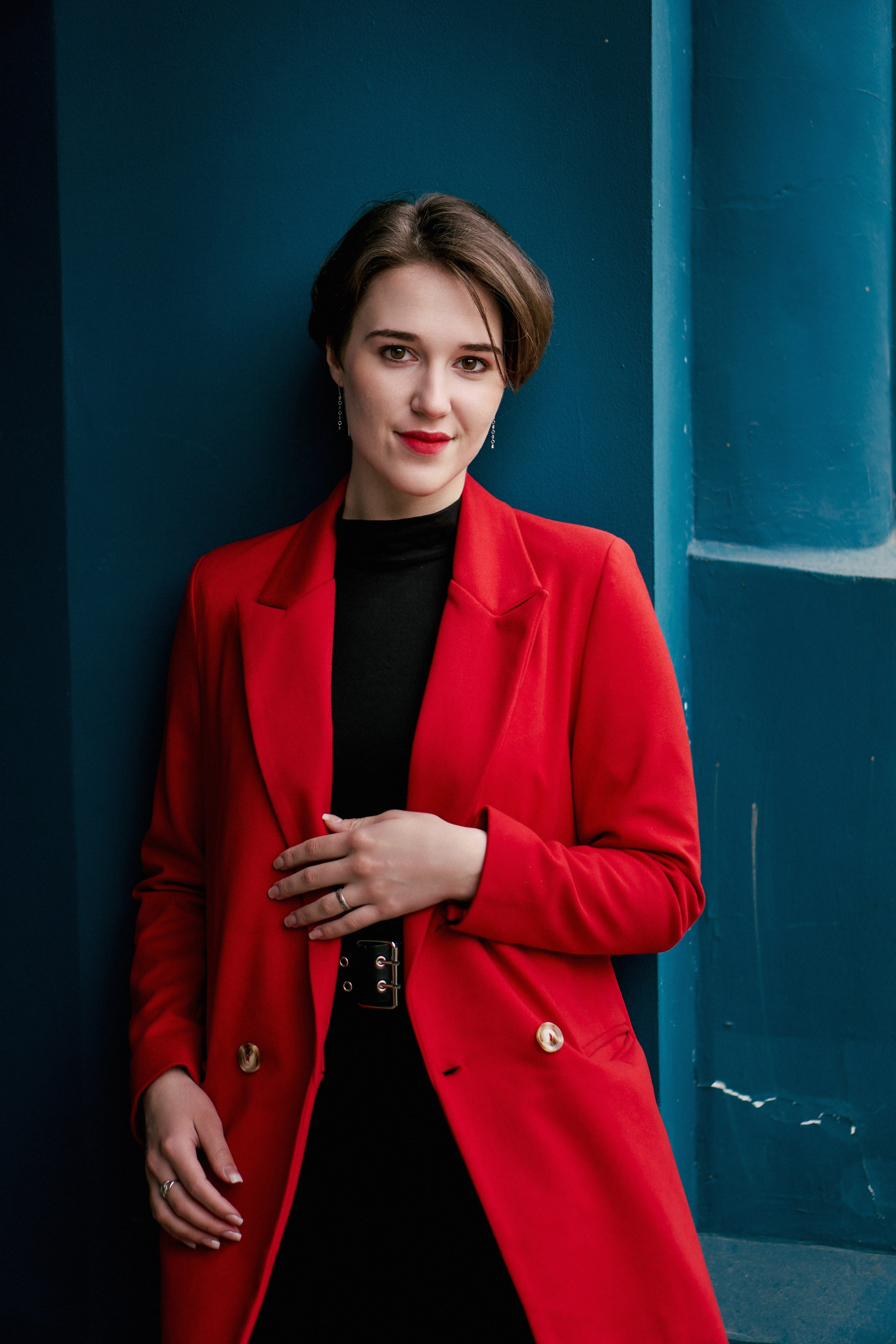 Девушка в красном