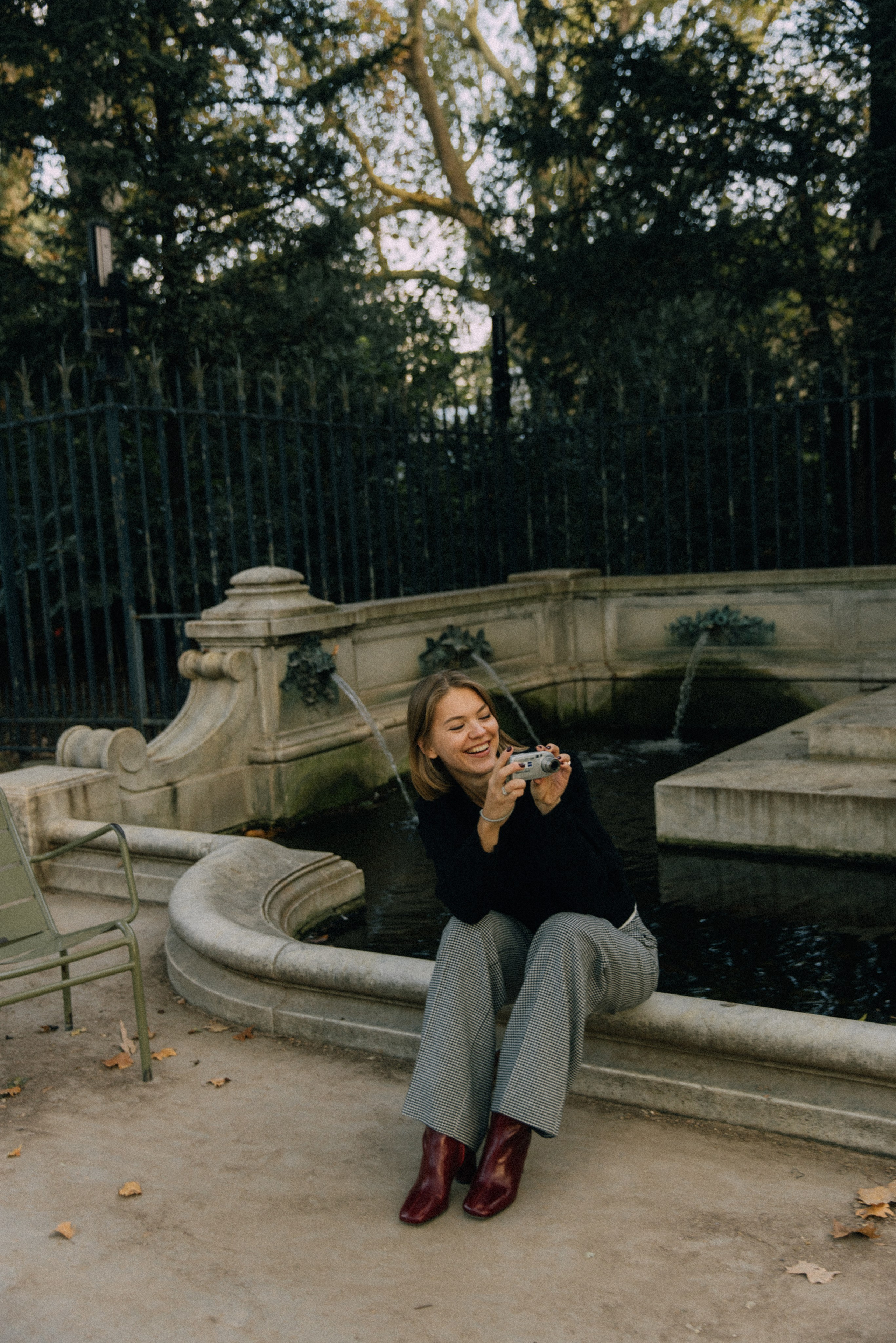 September sun. Photographer in Paris