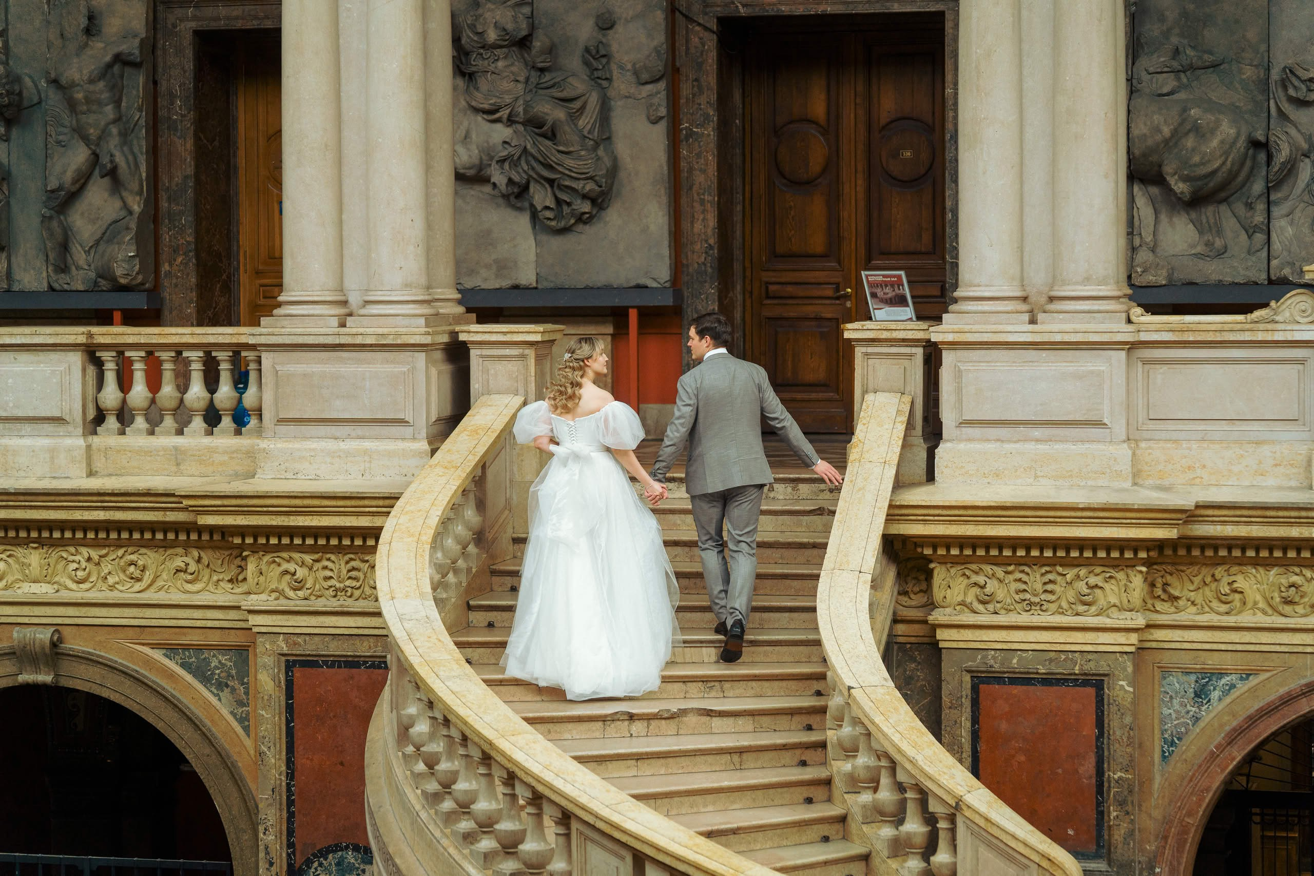 Свадебная прогулка Марии и Алексея у парадного входа Академии Штиглица