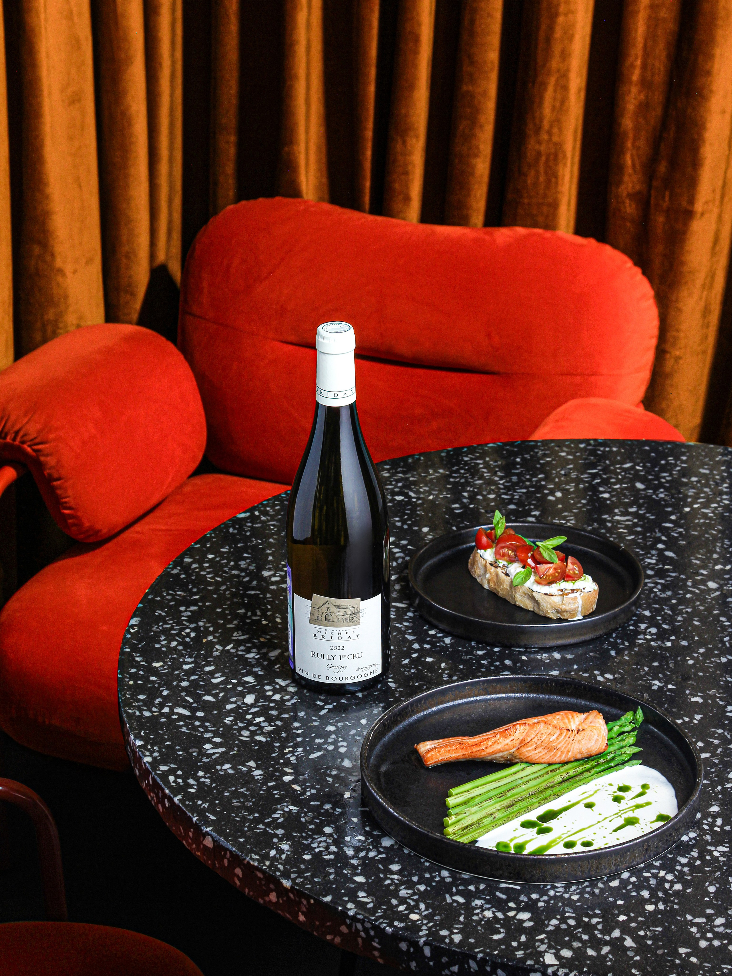 Ресторанное фото бутылки вина в интерьере | Профессиональный предметный фотограф для брендов СПб