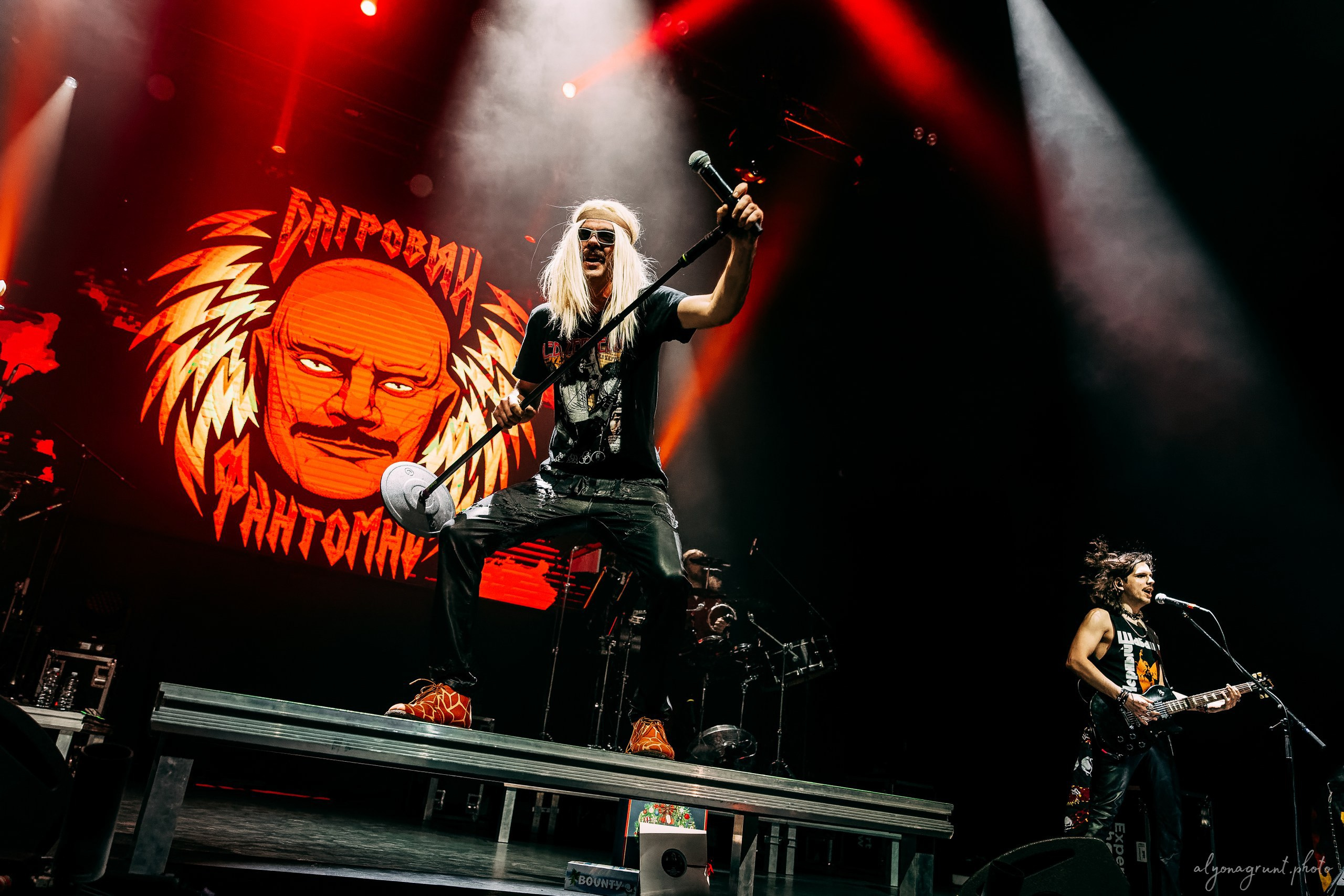 Багровый Фантомас, фоторепортаж, СПб, BASE, 14.12.2025. Алена Адрианова: фотограф в Санкт-Петербурге