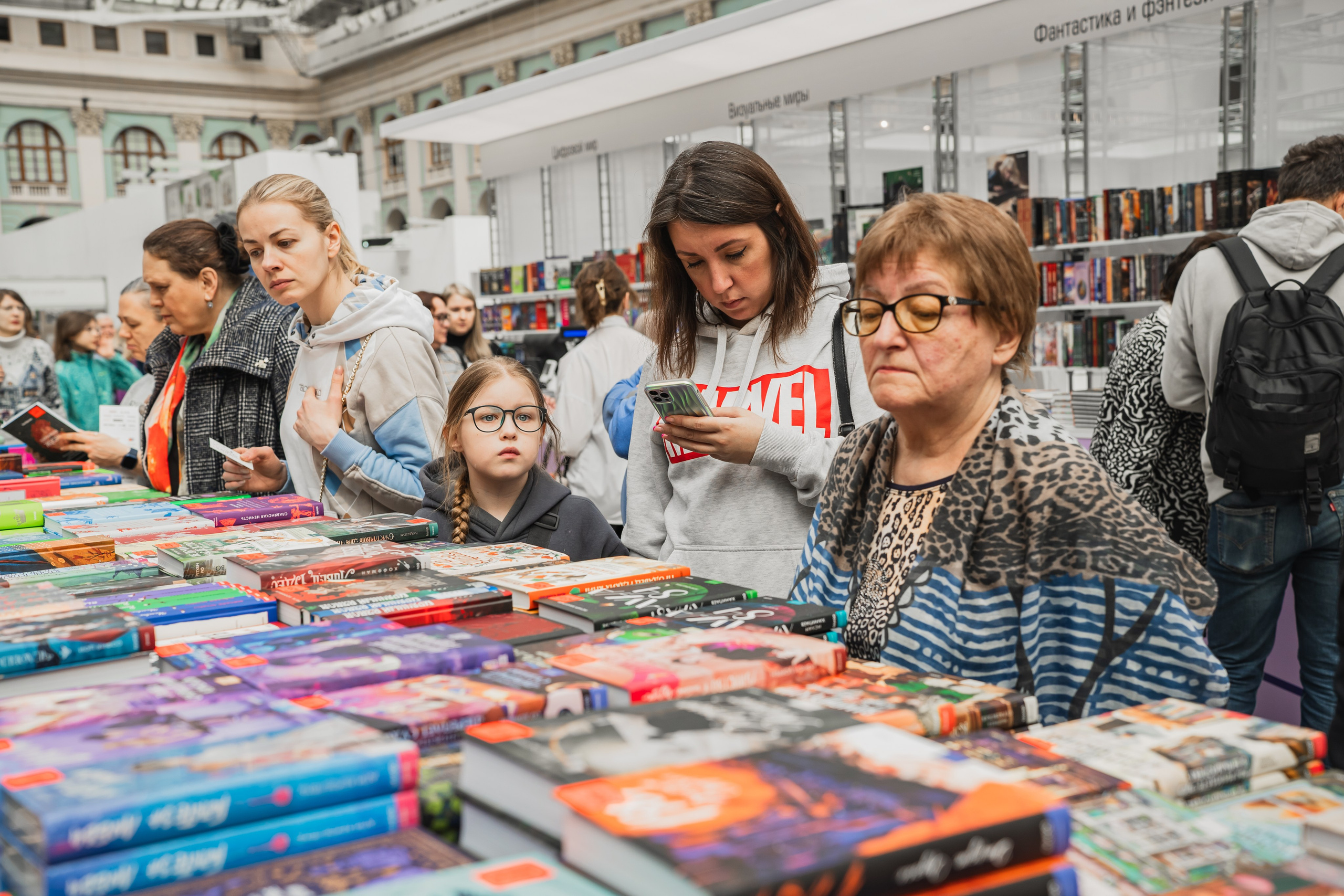 МИФ Non/fictio№ 2025 стенды. Репортажный фотограф Анастасия Рубцова