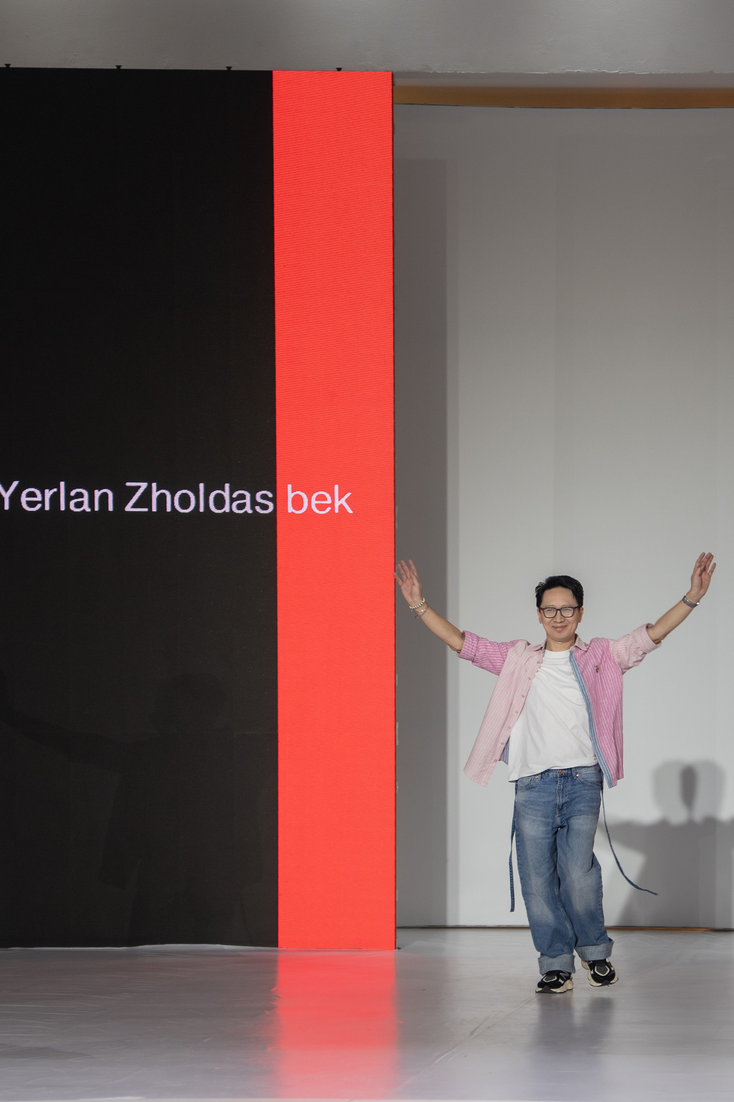 Дизайнер Yerlan Zholdas bek. Сайт Алматинского НЮ АРТ, будуар и фэшн фотографа Дениса Карпенко