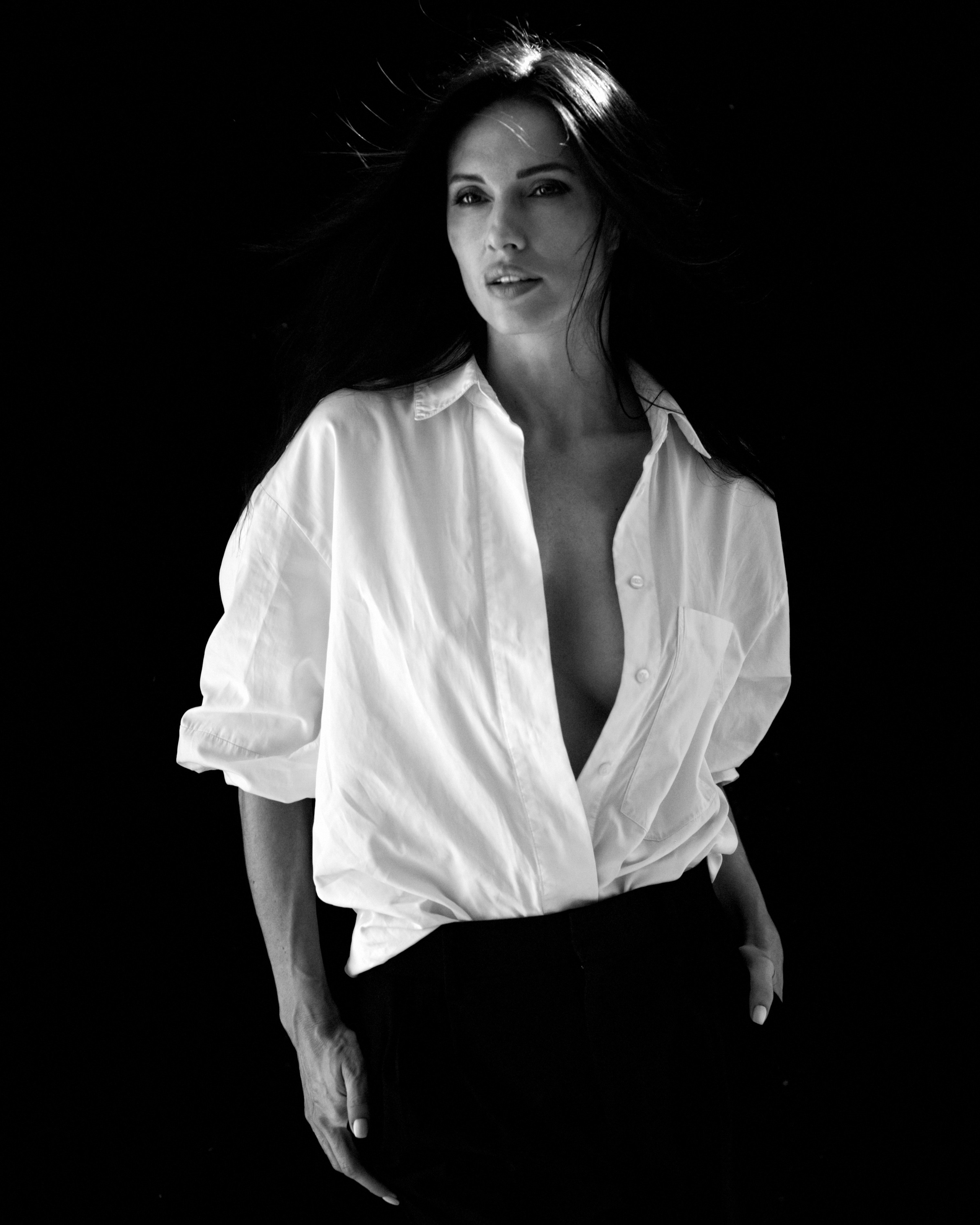 Женщина  в белой рубашке и темных брюках