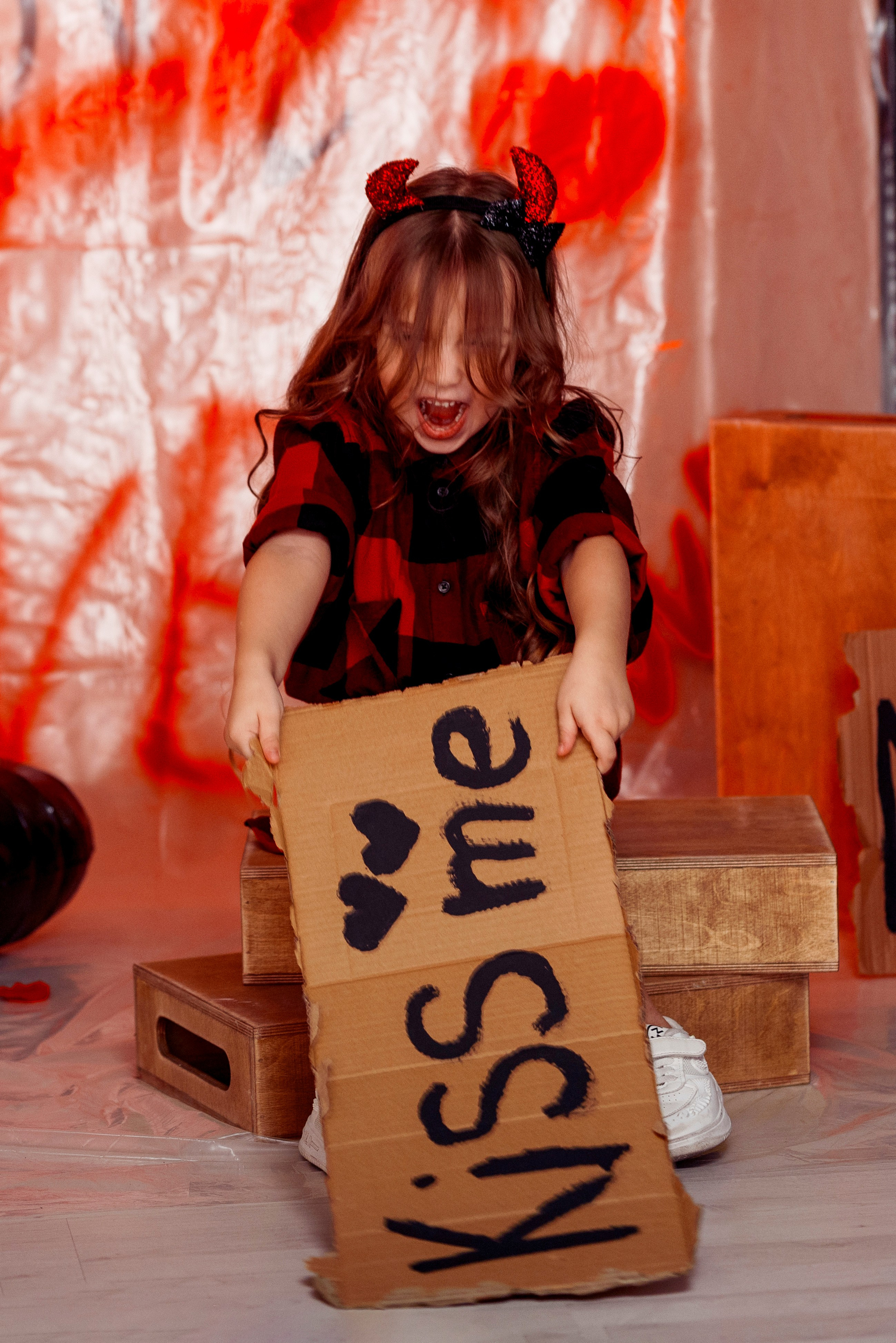 Детская фотосессия с красными сердцами в фотостудии Сочи. Детский студийный фотограф Сочи