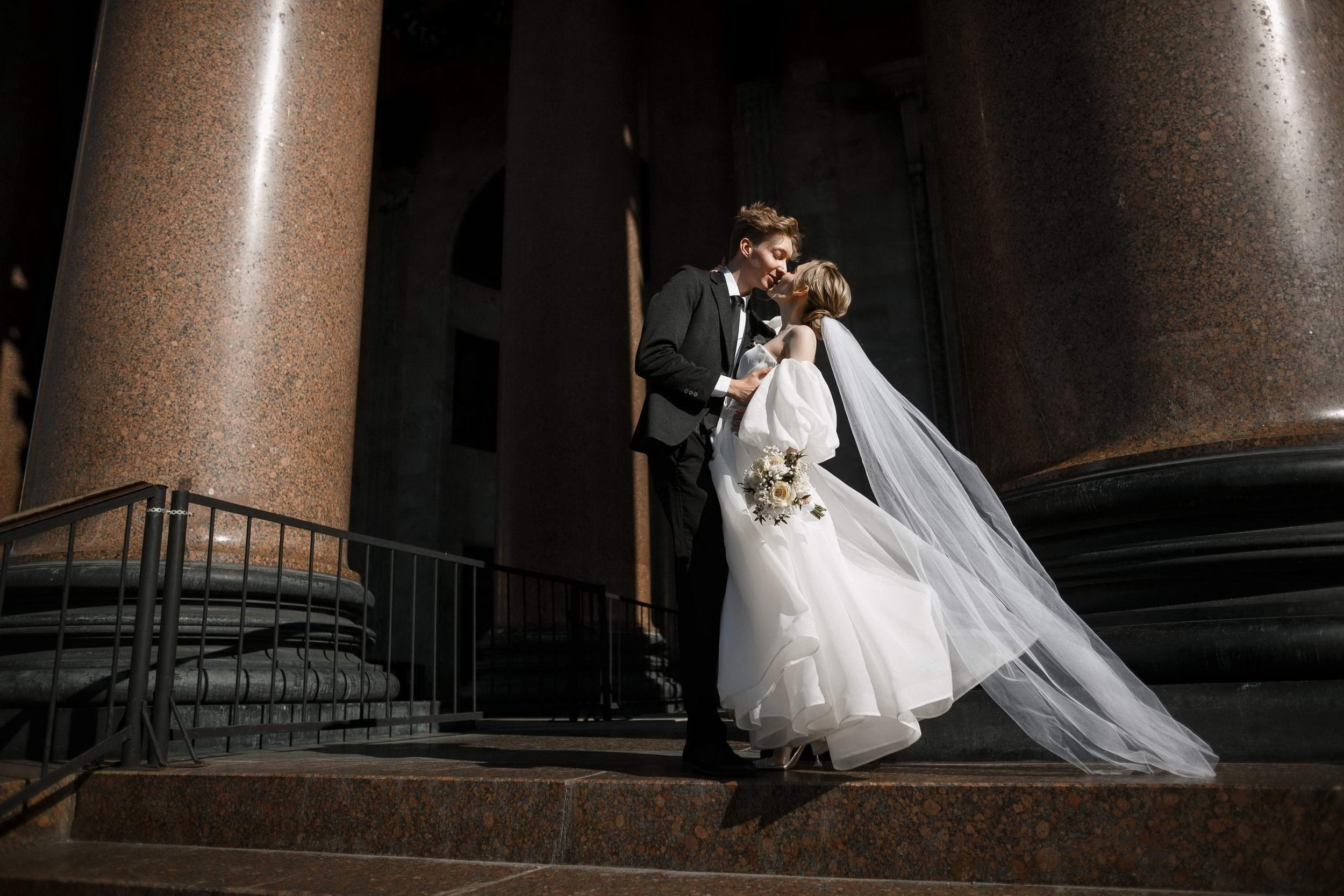 Красивая пара молодожёнов. Свадебный фотограф Игорь Брундасов 8PHOTO на свадьбу венчание загс СПб