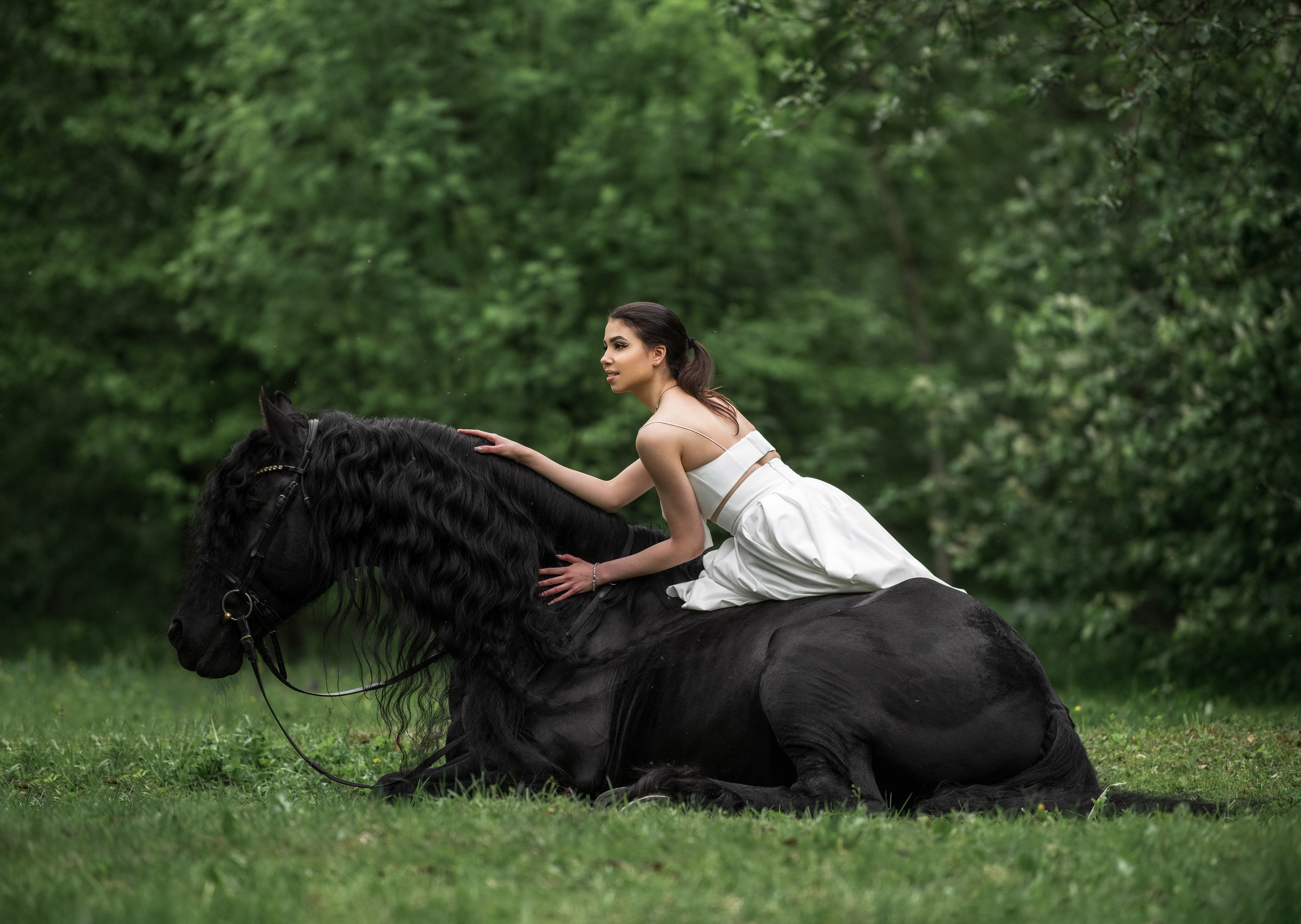 Конная фотосессия в платье на природе