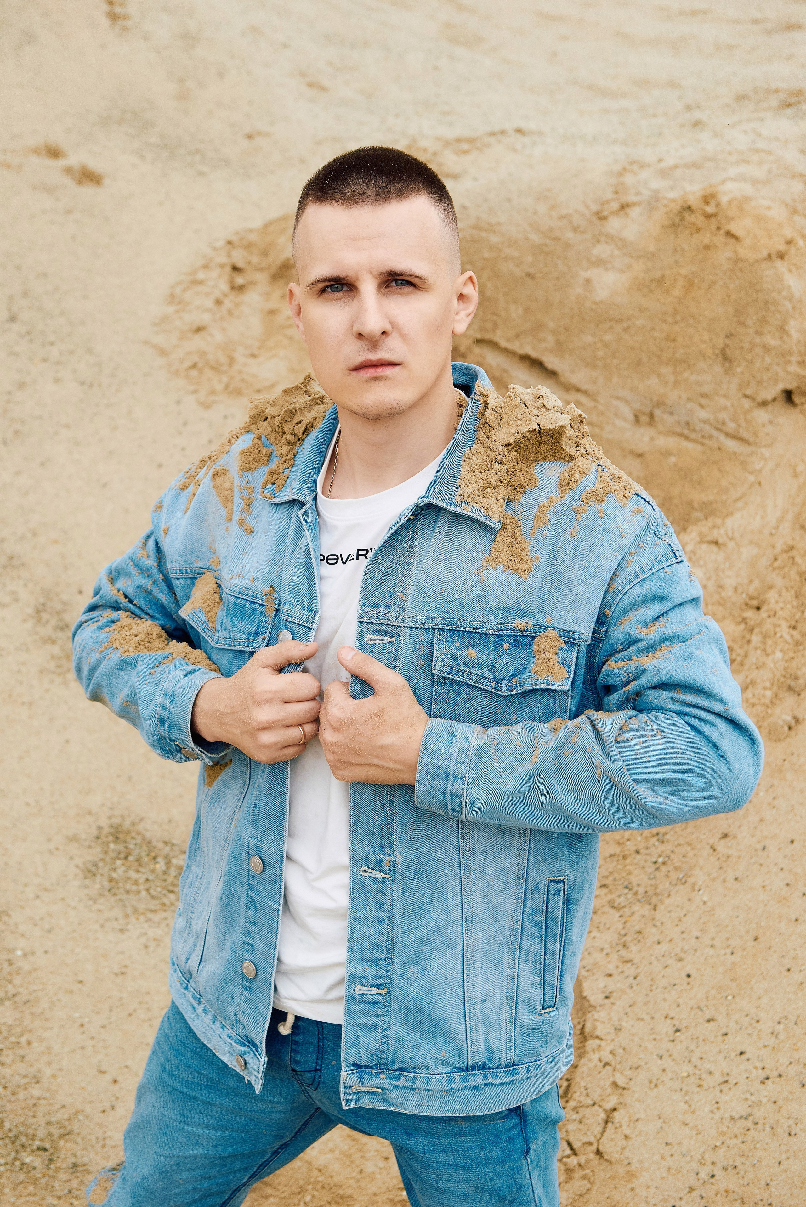 Парень в джинсовой куртке в пустыне