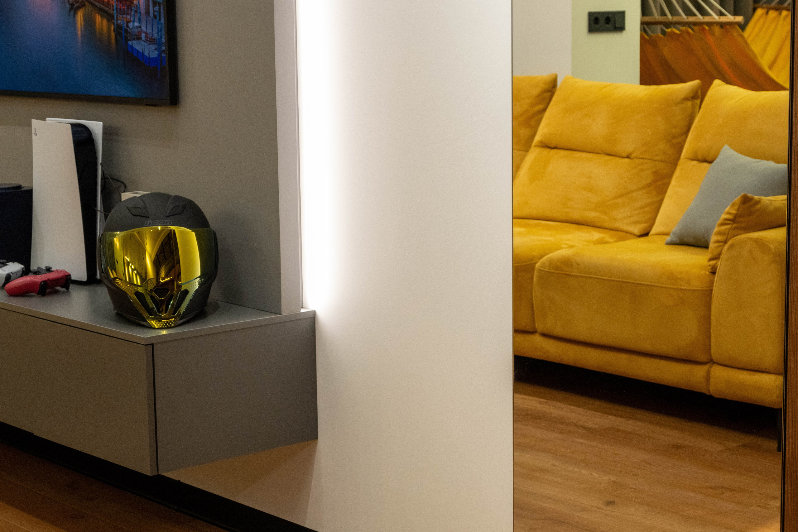 The apartment is on two levels. Fotograf Dmitrii Donets