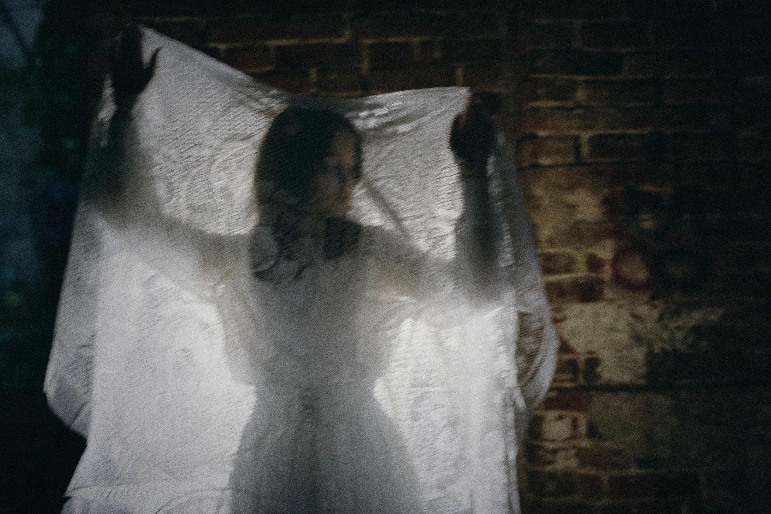 невеста танцует с фатой