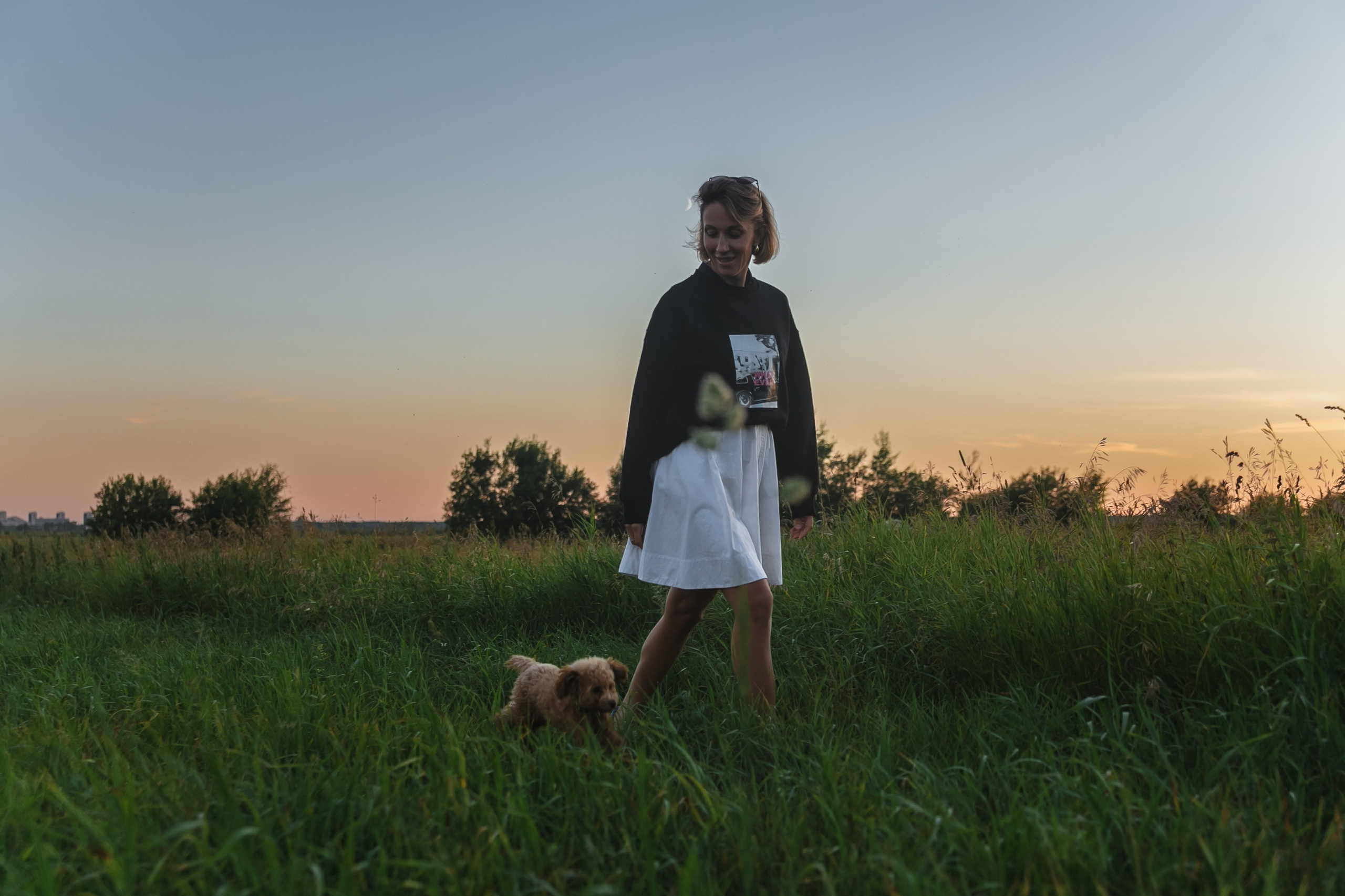 Девушка, закат, собака. Семейный фотограф, свадебный фотограф, женский портрет в Санкт-Петербу