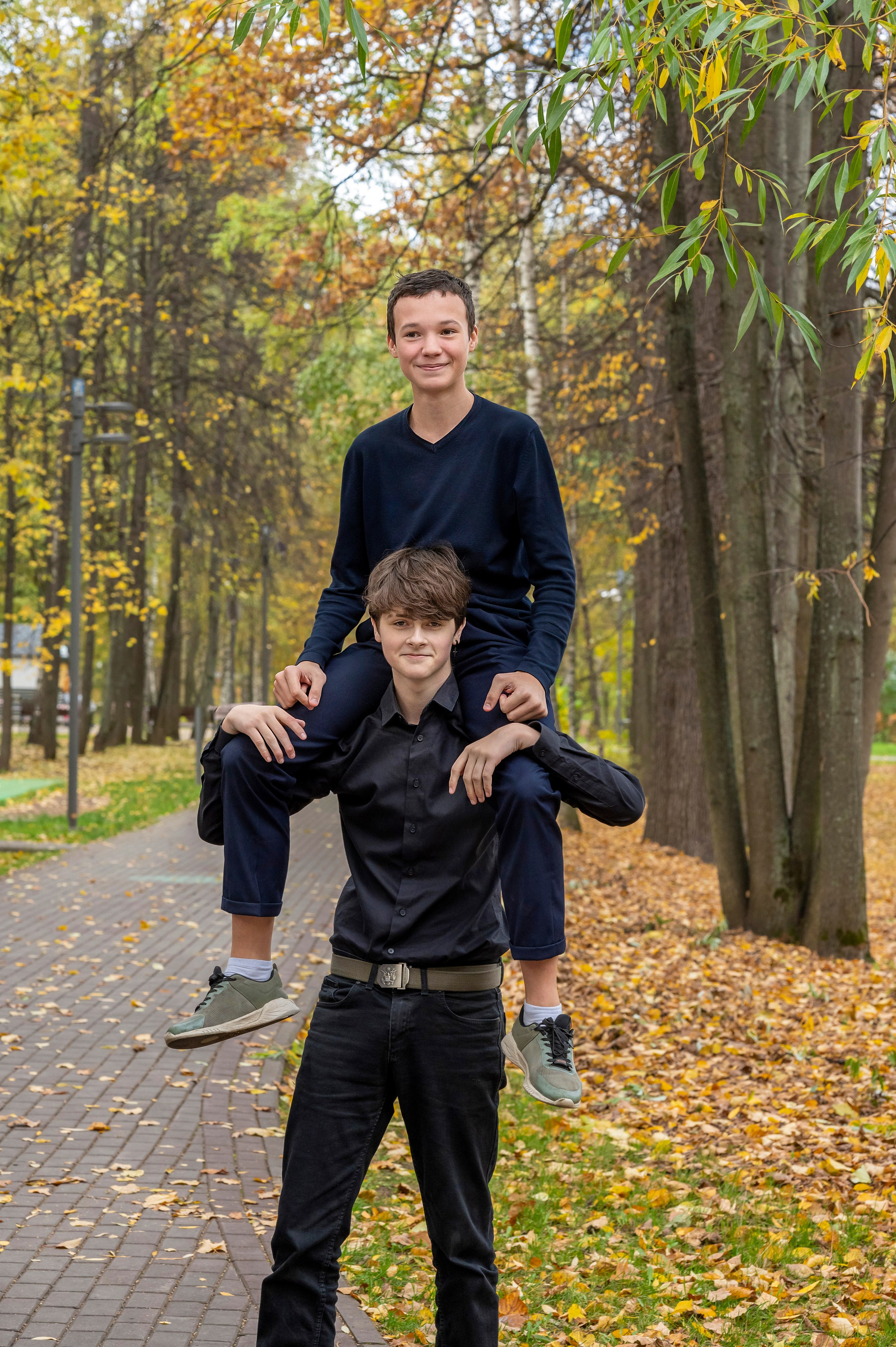 Осенняя фотосессия в парке 9-А класс Школа 953. Детский и семейный фотограф г. Москва Оксана Катаджи