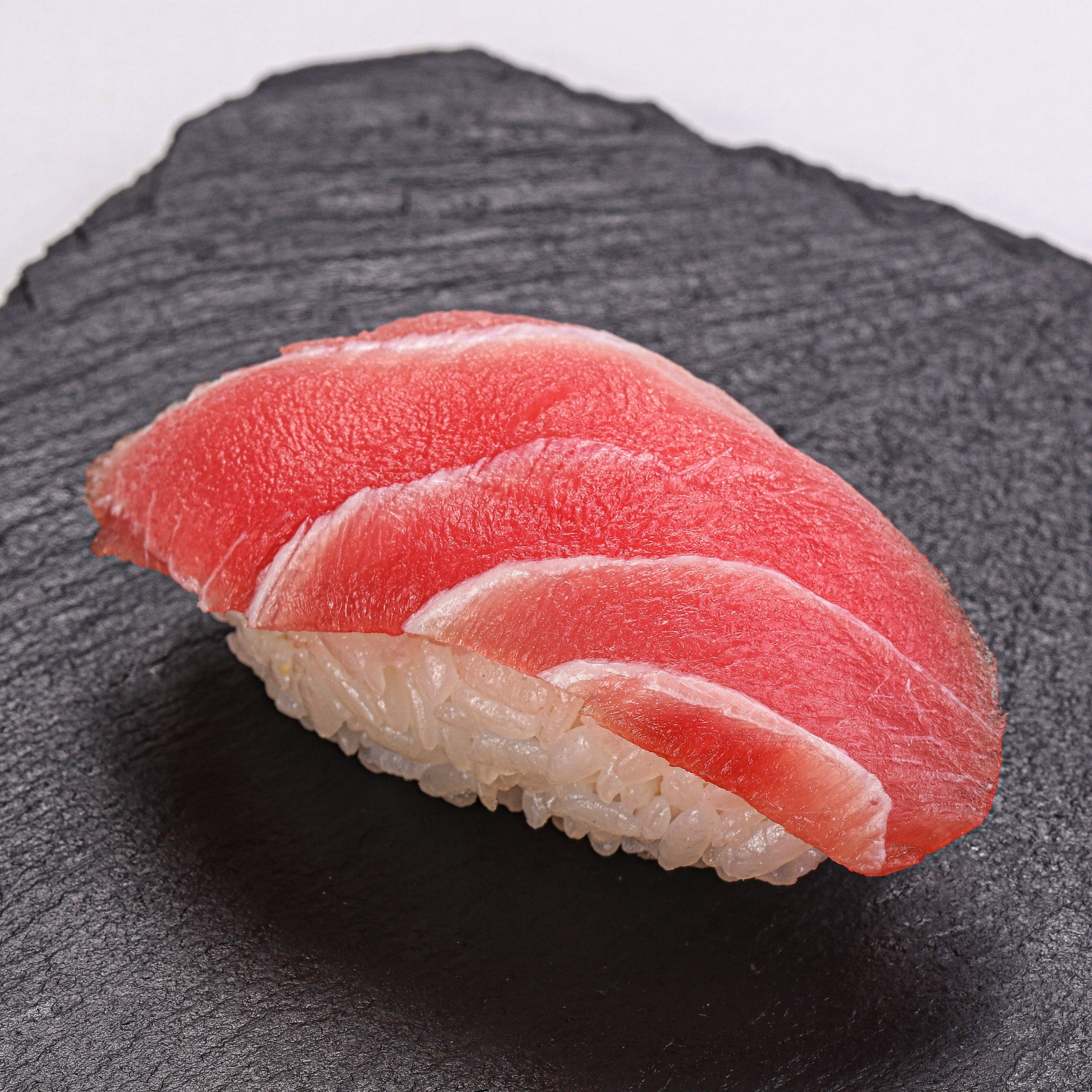 Фотосъемка суши и роллов. Заказ по тел.: +7 (906) 006-90-22. Фуд-фотограф Андрей Старостин — съемка еды в Москве. 9000 руб. в час