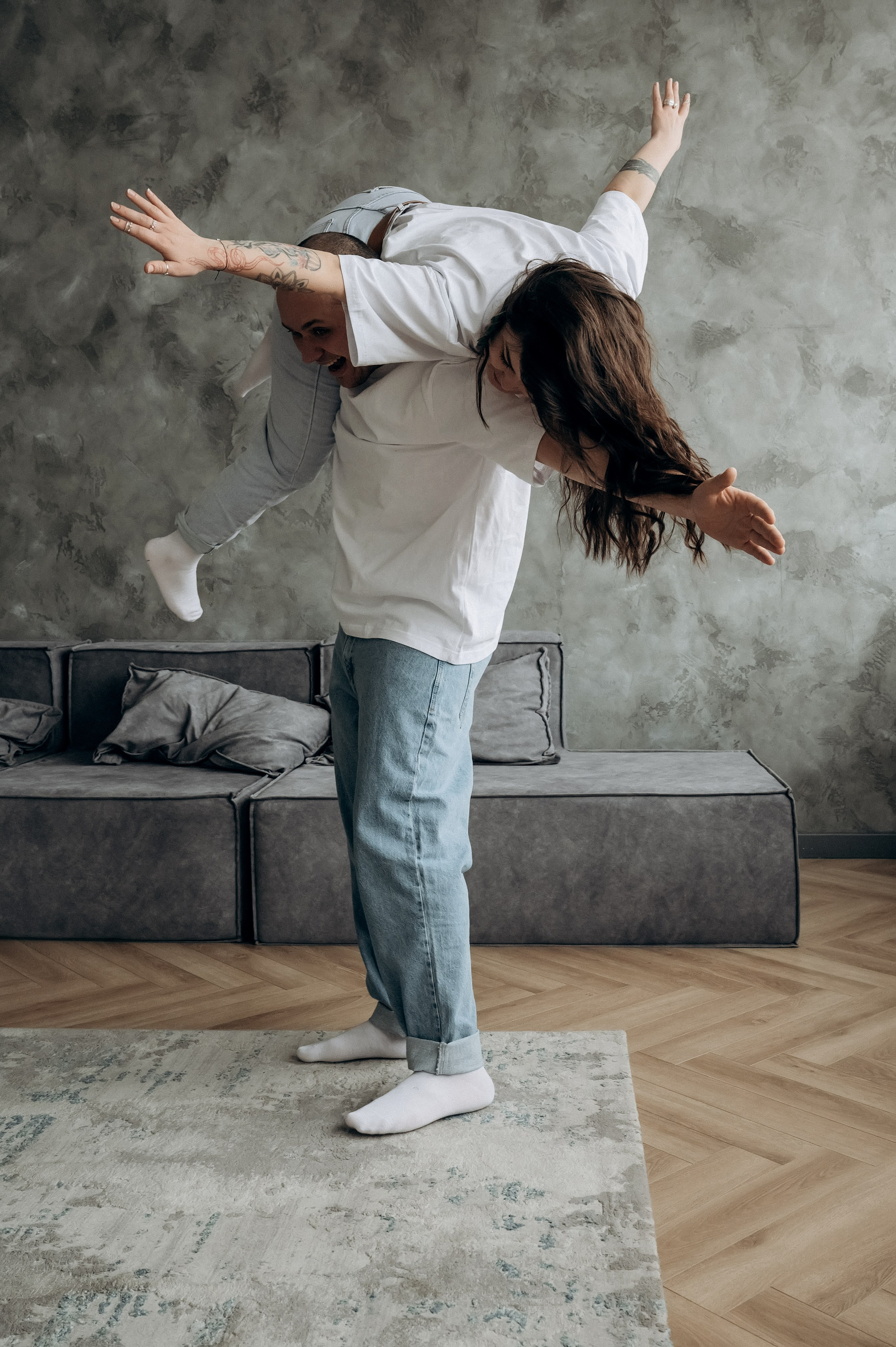 Веселая и живая фотосессия для двоих в фотостудии в Мытищах. Свадебный и семейный фотограф Виктория Носачёва. Щелково, Москва и МО