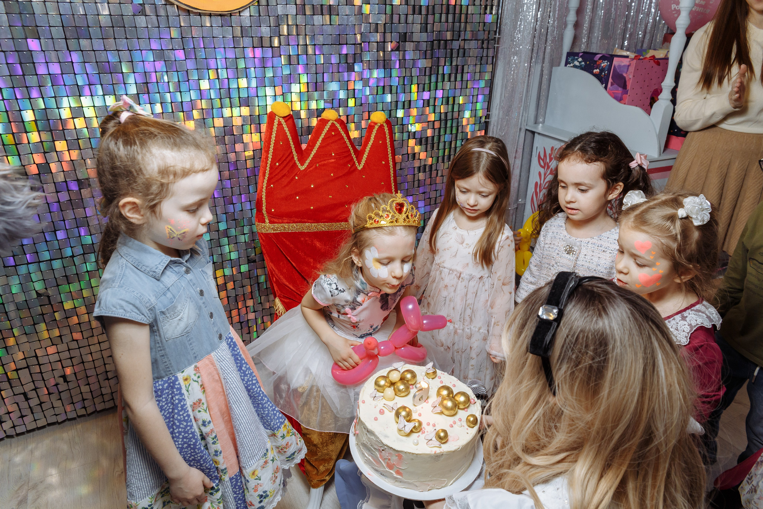 Олеся празднует свое 6 летие в компании Алисы, Чеширского кота и друзей. Событийный фотограф Максим Бескоровайновнов