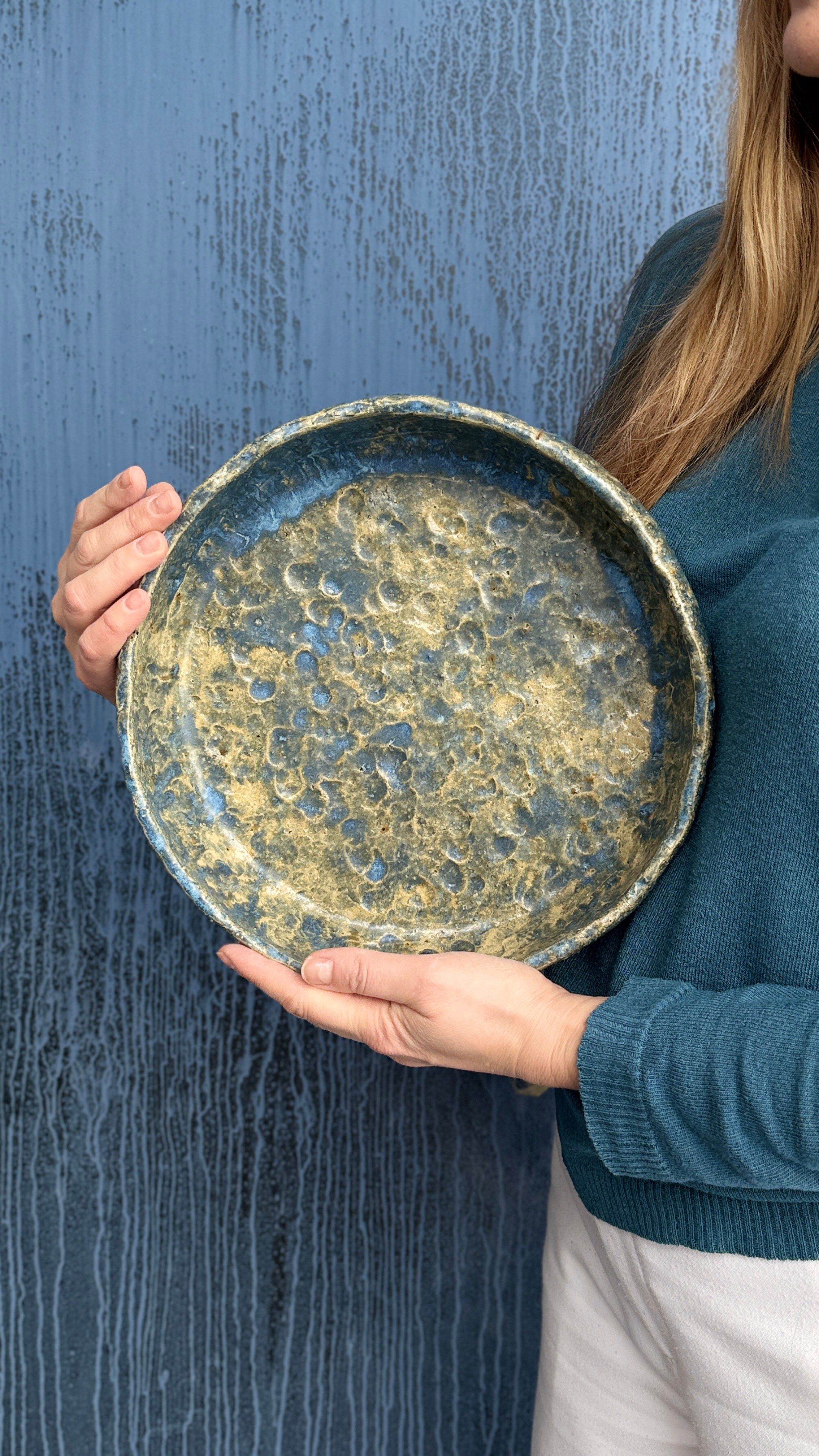 Блюдо «Голубая бездна». Арт-керамика Катерины Жизневской