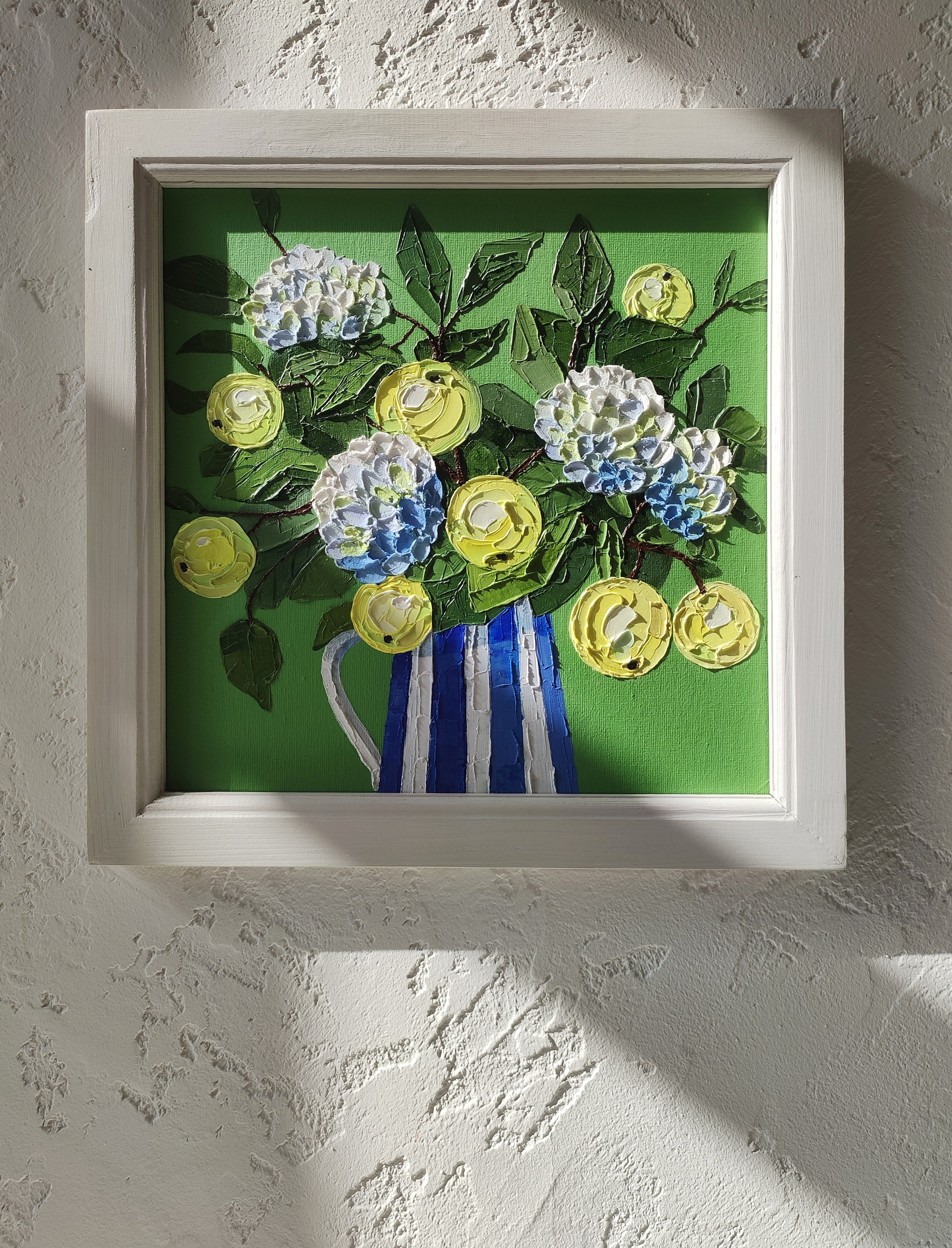 Картина с зеленым фоном. Пышный букет гортензии и яблоки