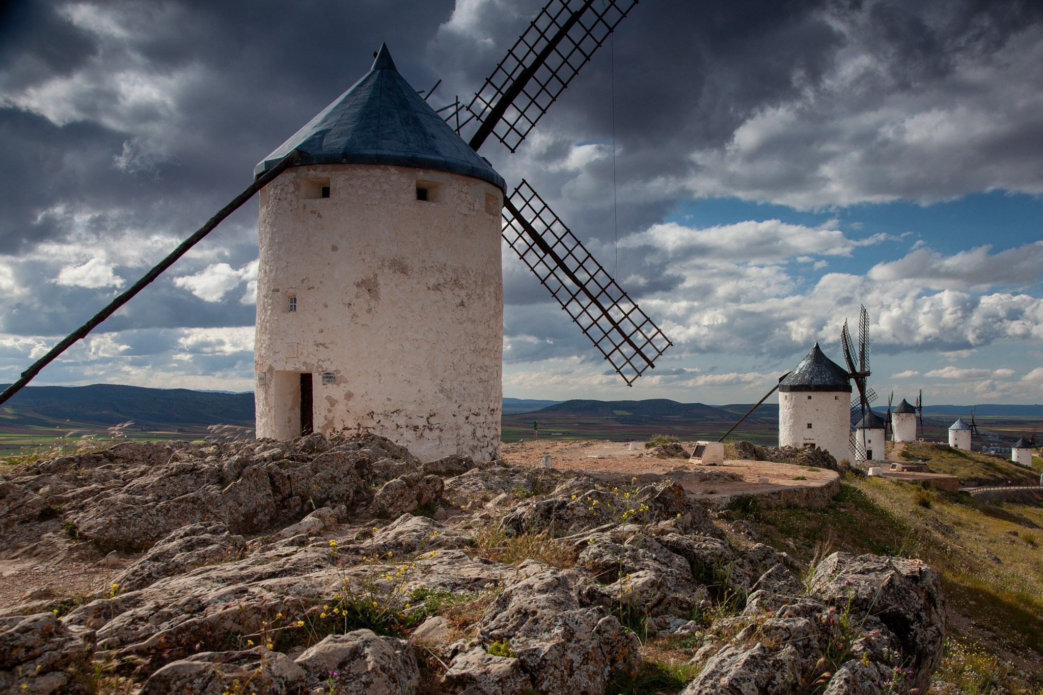Consuegra España Molinos de viento de Don Quijote en la provincia de Toledo, Испания 2010. Фотограф Василий Буланов