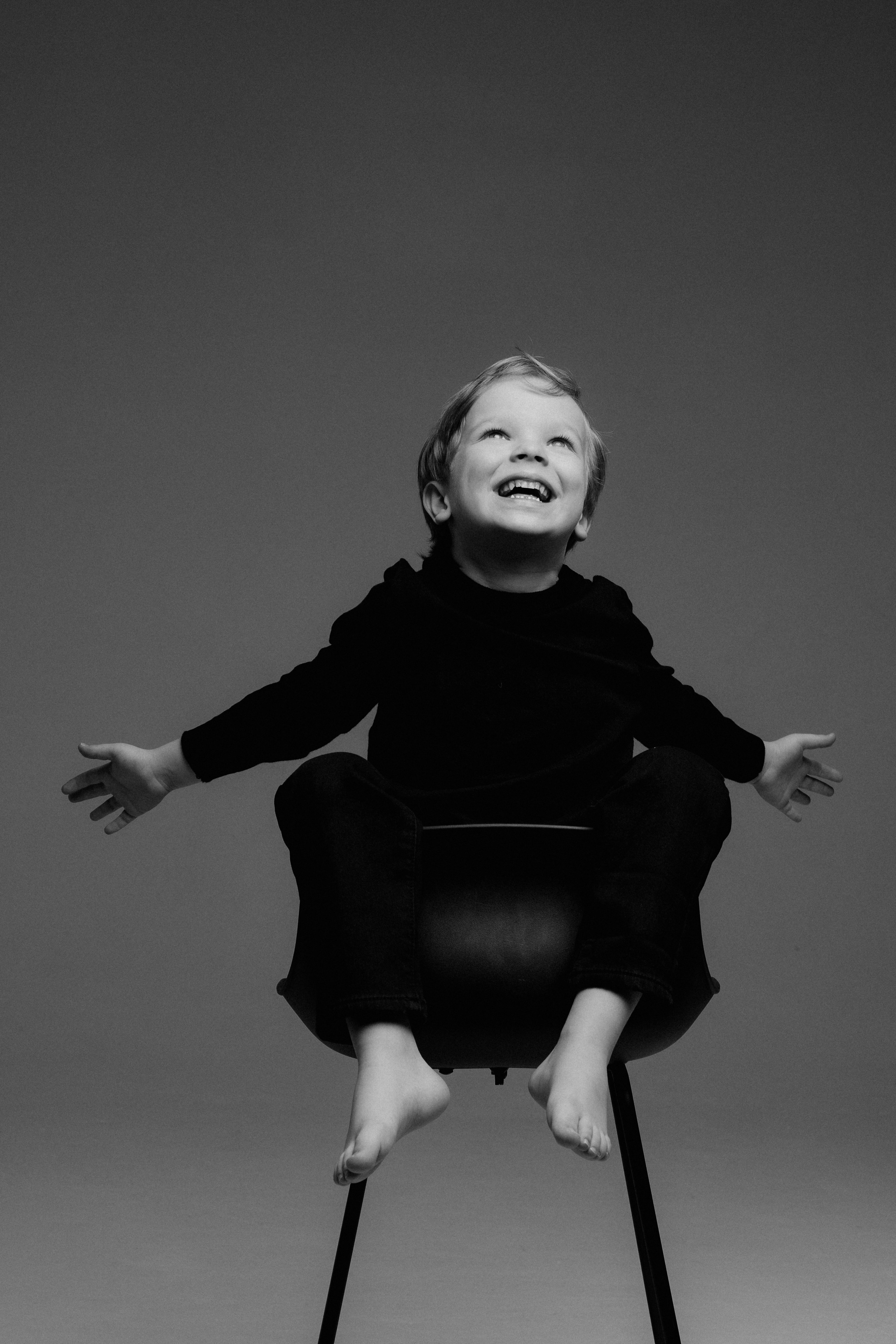 Катя, Рома и Ваня. Семейная фотосессия на циклораме чб. Фотограф в Москве Ольга Сатони