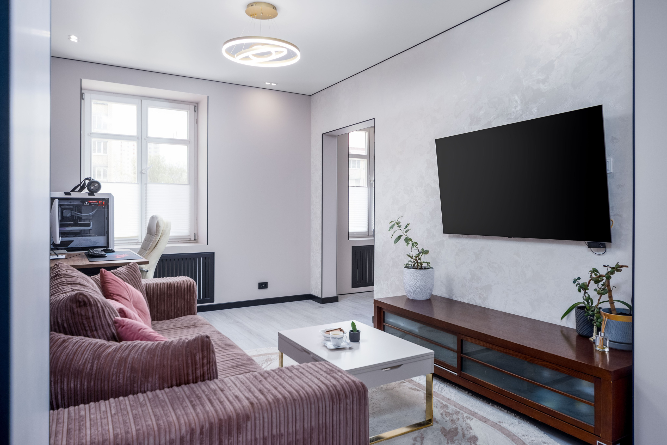 Интерьер зоны гостиной в двухкомнатной квартире в сталинке