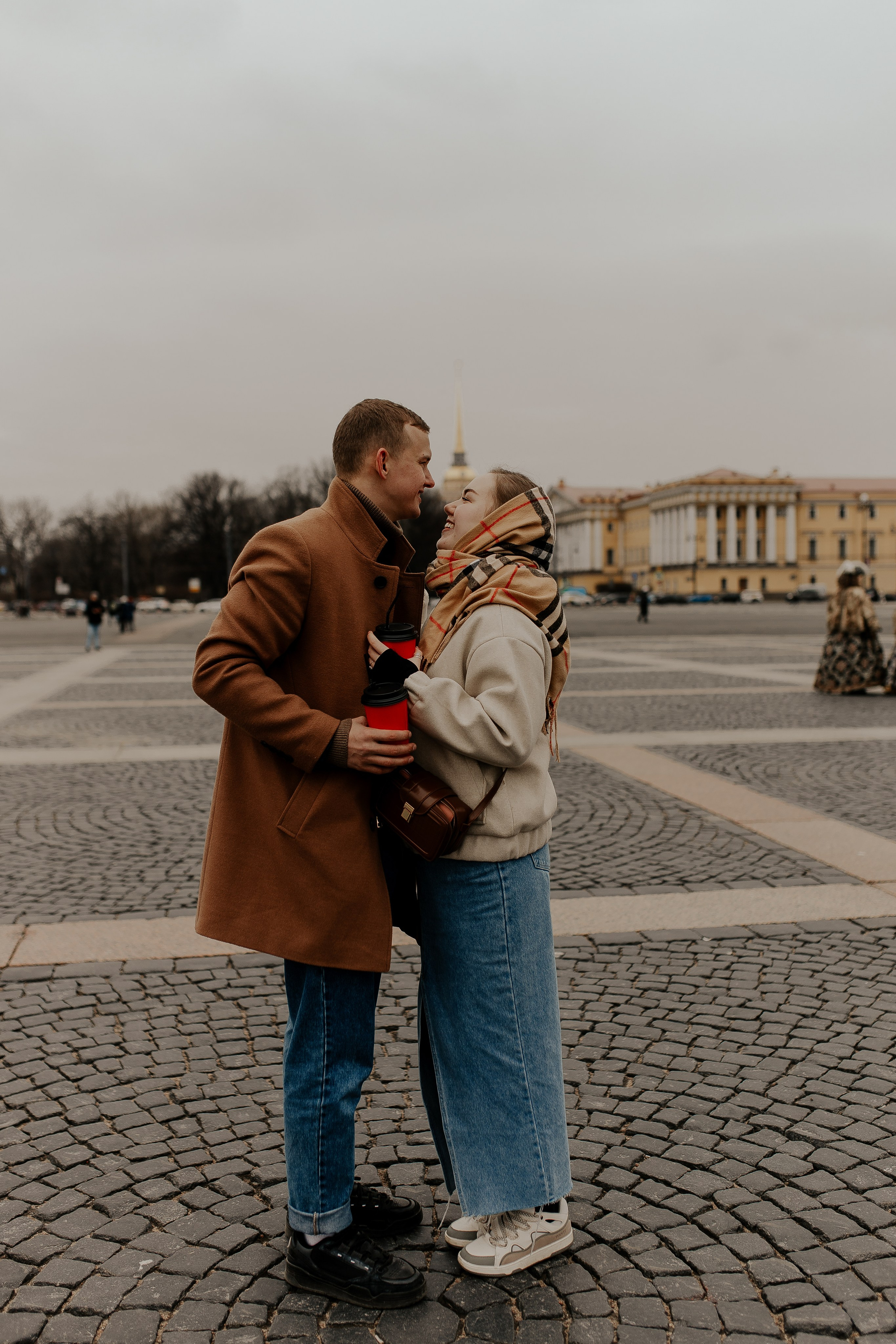 Пара гуляет по Петербургу. Фотограф в Санкт-Петербурге Лиза Семченкова