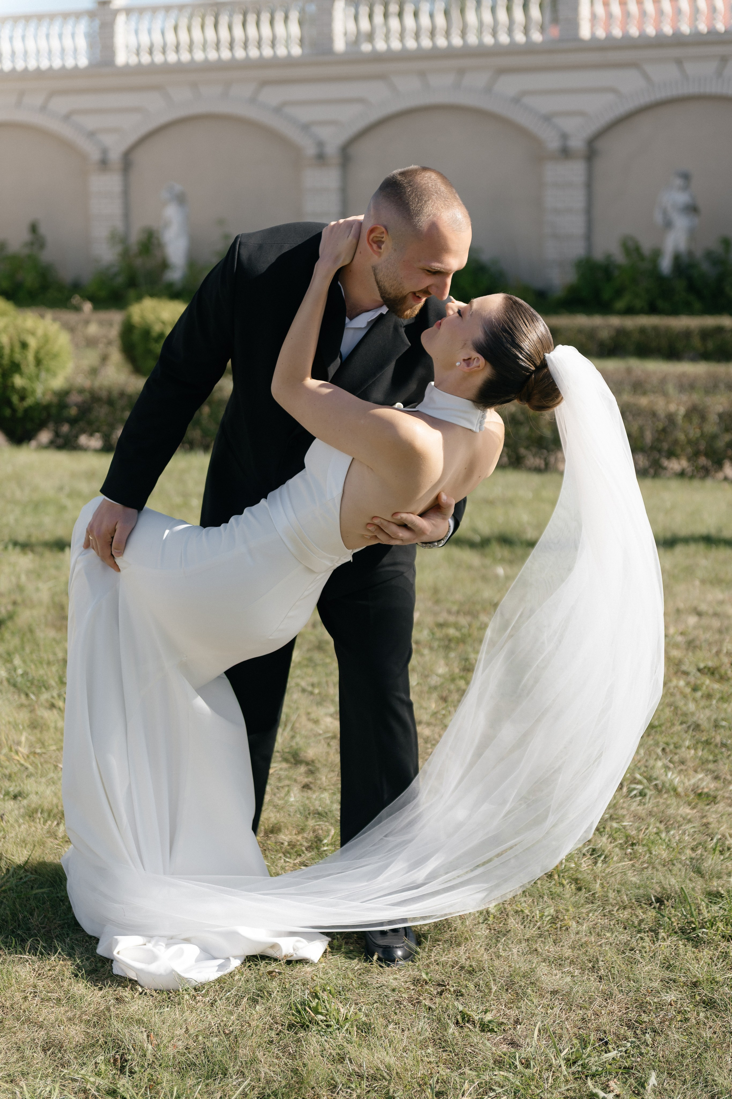 Wedding day in VERSAL PARK. Wedding PHOTOGRAPHER Andrew Vnukov
