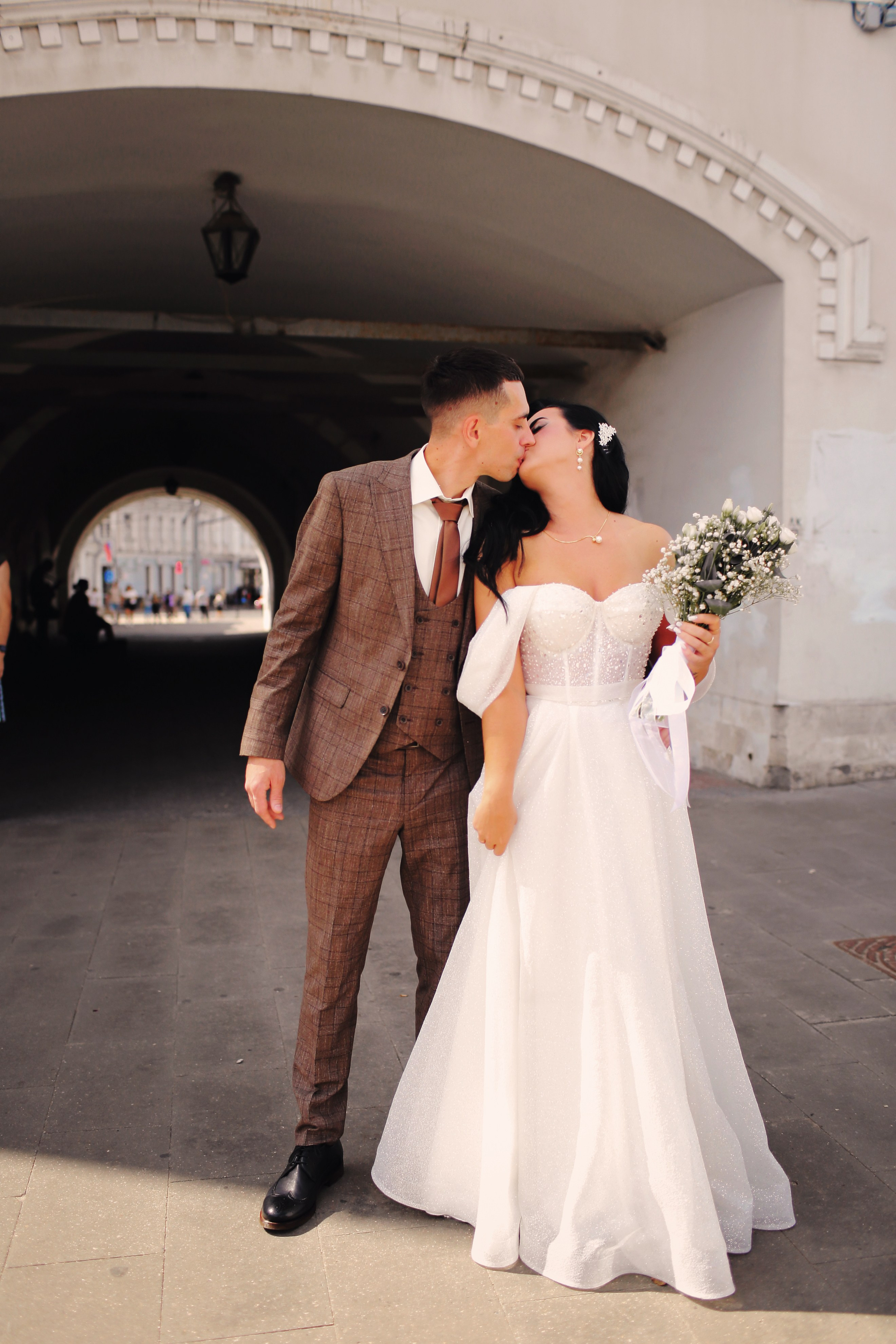 Съемка пары Марии и Ильи, гуляющих по городу. Свадебный и репортажный фотограф в Ярославле и Санкт-Петербурге Роман Микрюков