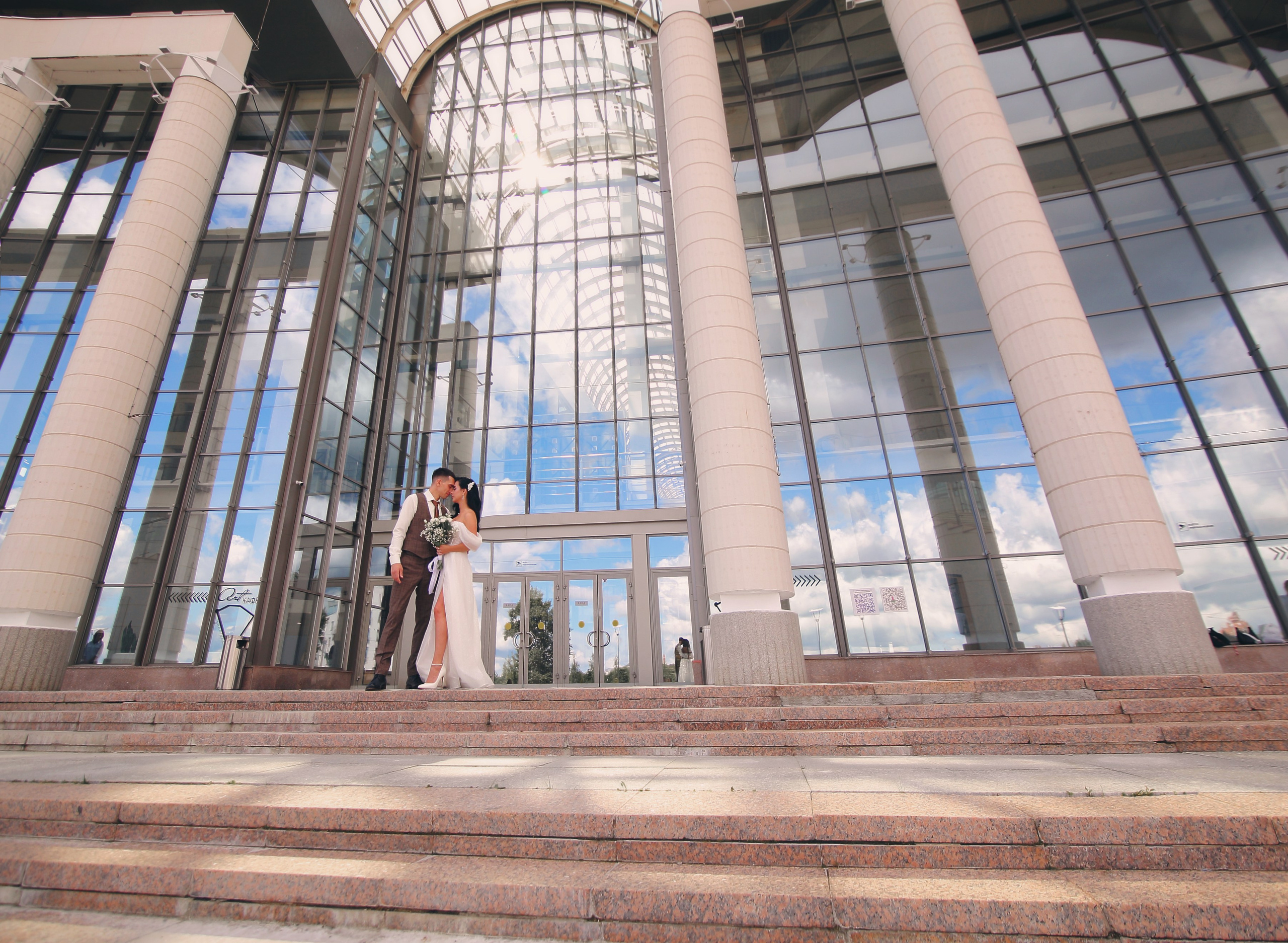 Съемка пары Марии и Ильи, гуляющих по городу. Свадебный и репортажный фотограф в Ярославле и Санкт-Петербурге Роман Микрюков