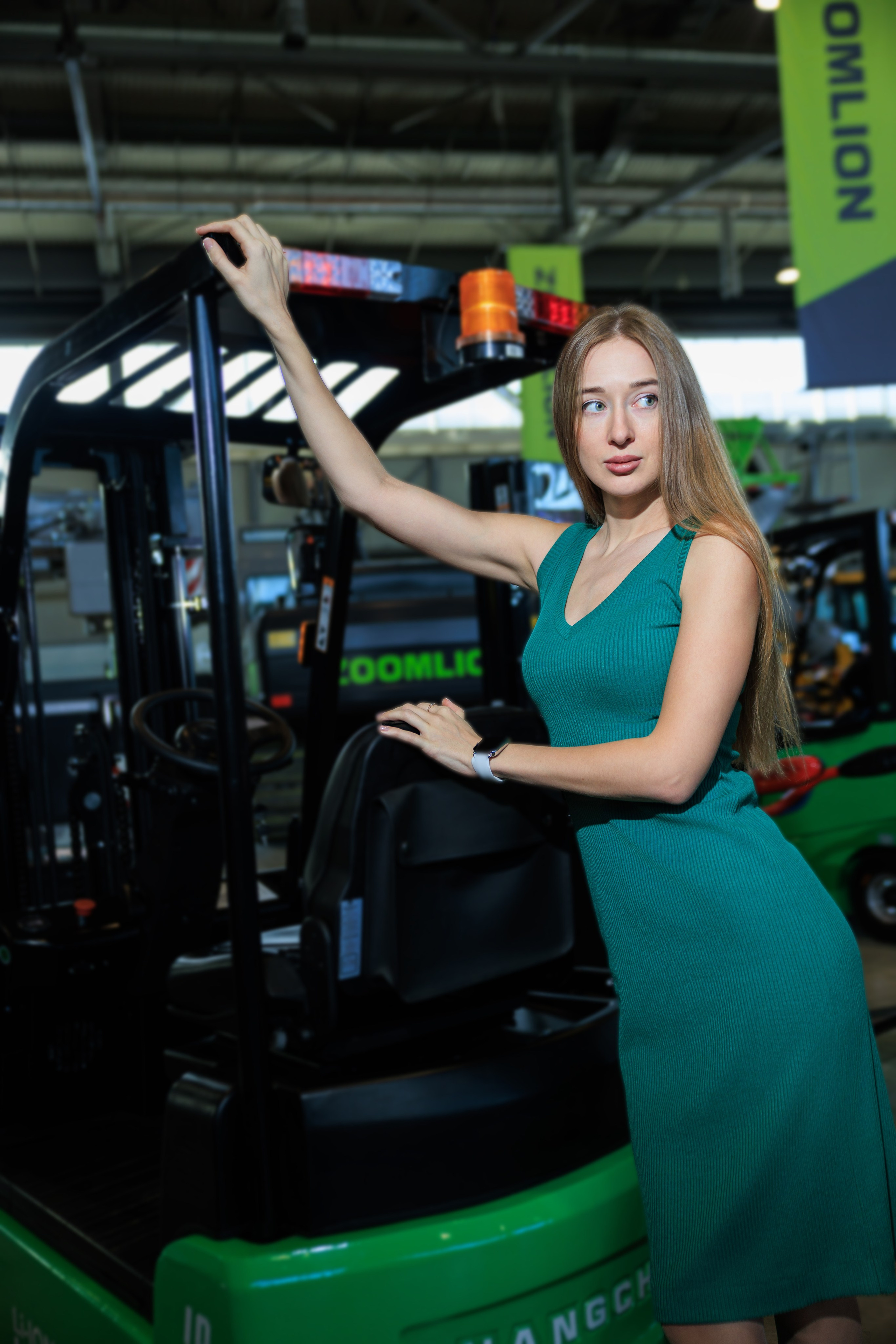 Фотограф для Модельнай съемки на строительной выставке 100+. Контент для бизнеса в Екатеринбурге Полдень Медиа