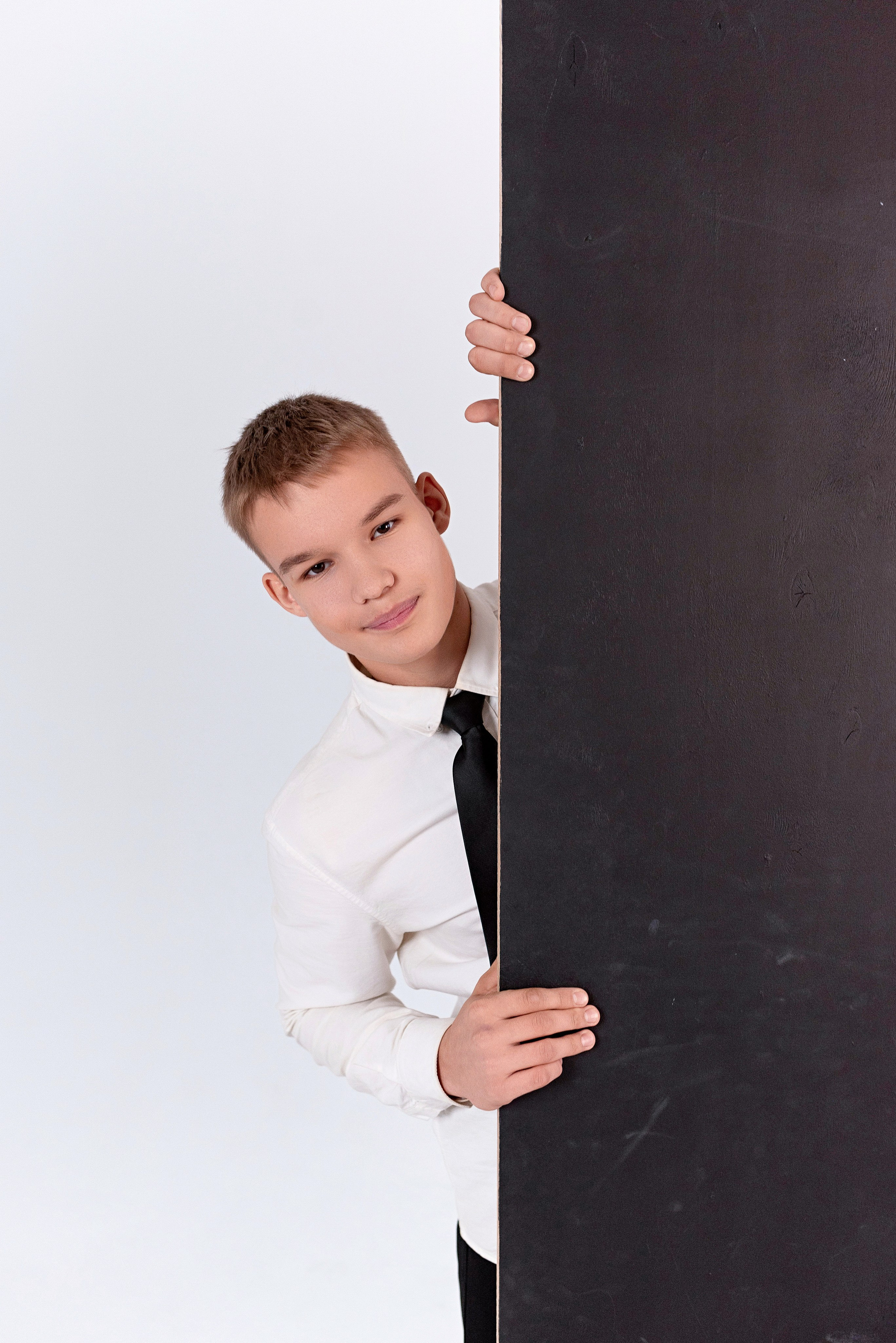 Фотосессия 9 класса в студии Circle для выпускных альбомов в Сургуте