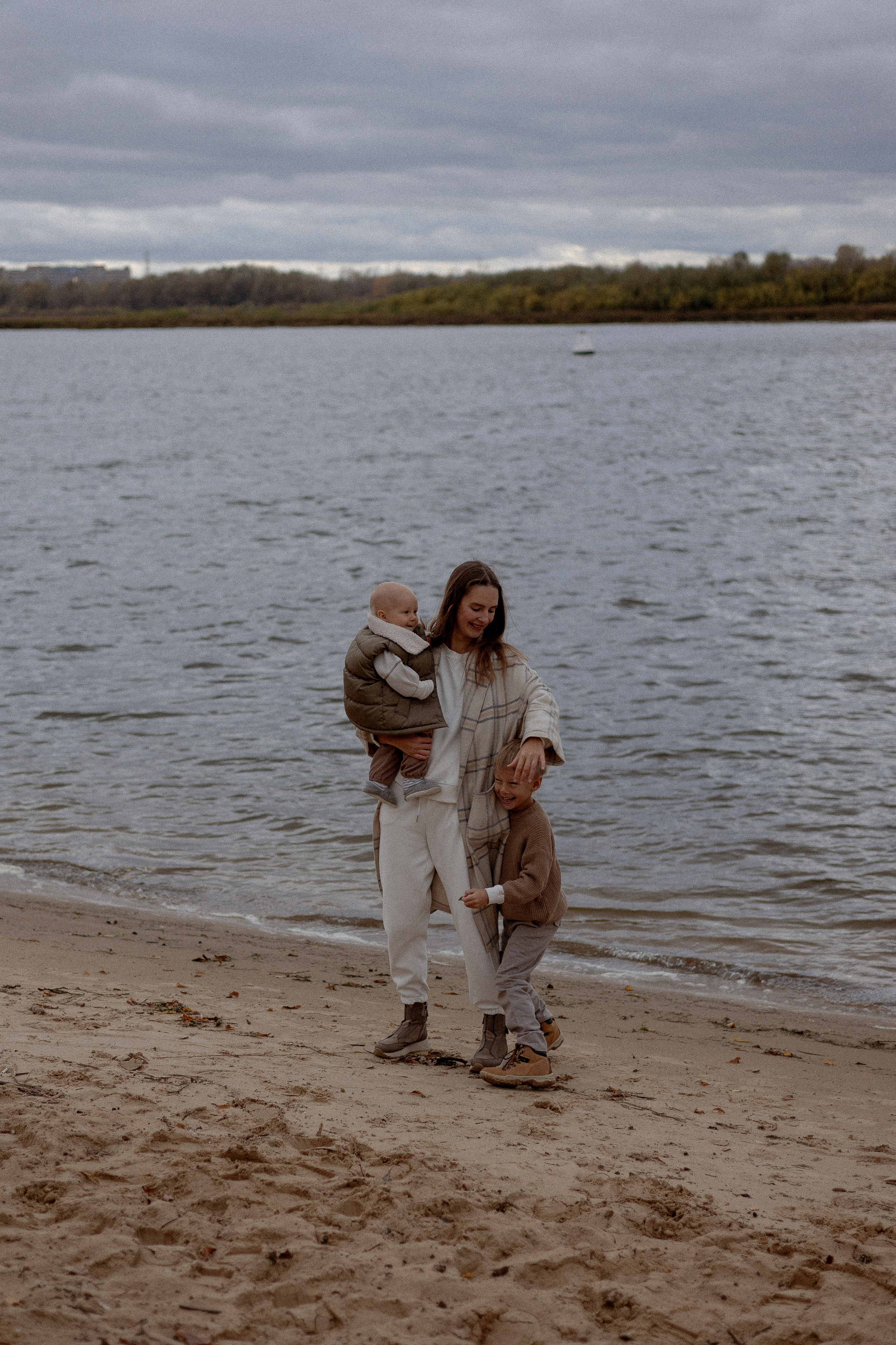 Прогулка у реки. Свадебный и семейный фотограф Ксения Маллер