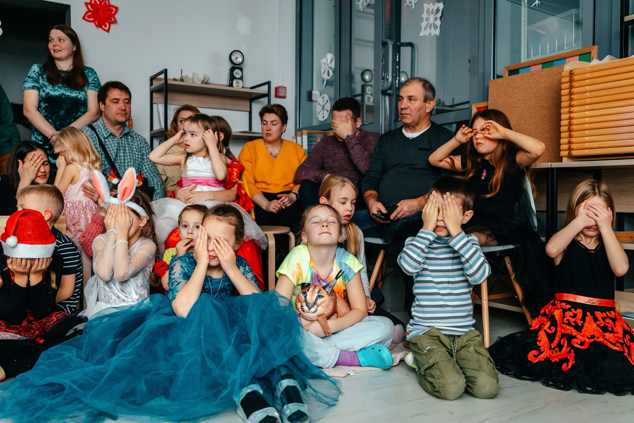 Новогодний утренник в Монтессори-школе. Семейный lifestyle фотограф в Санкт-Петербурге Людмила Пахомова