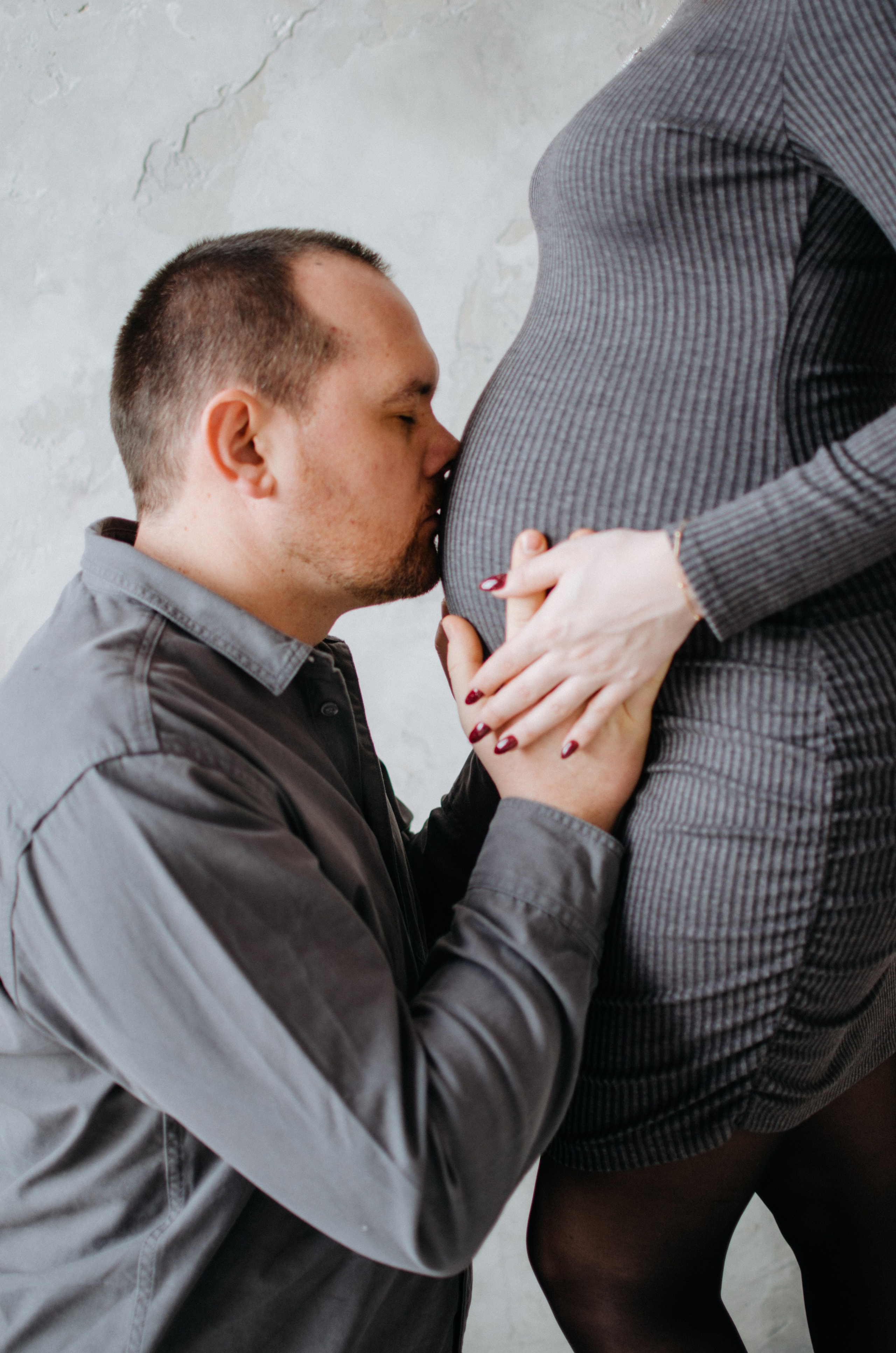 Муж целует живот беременной жены