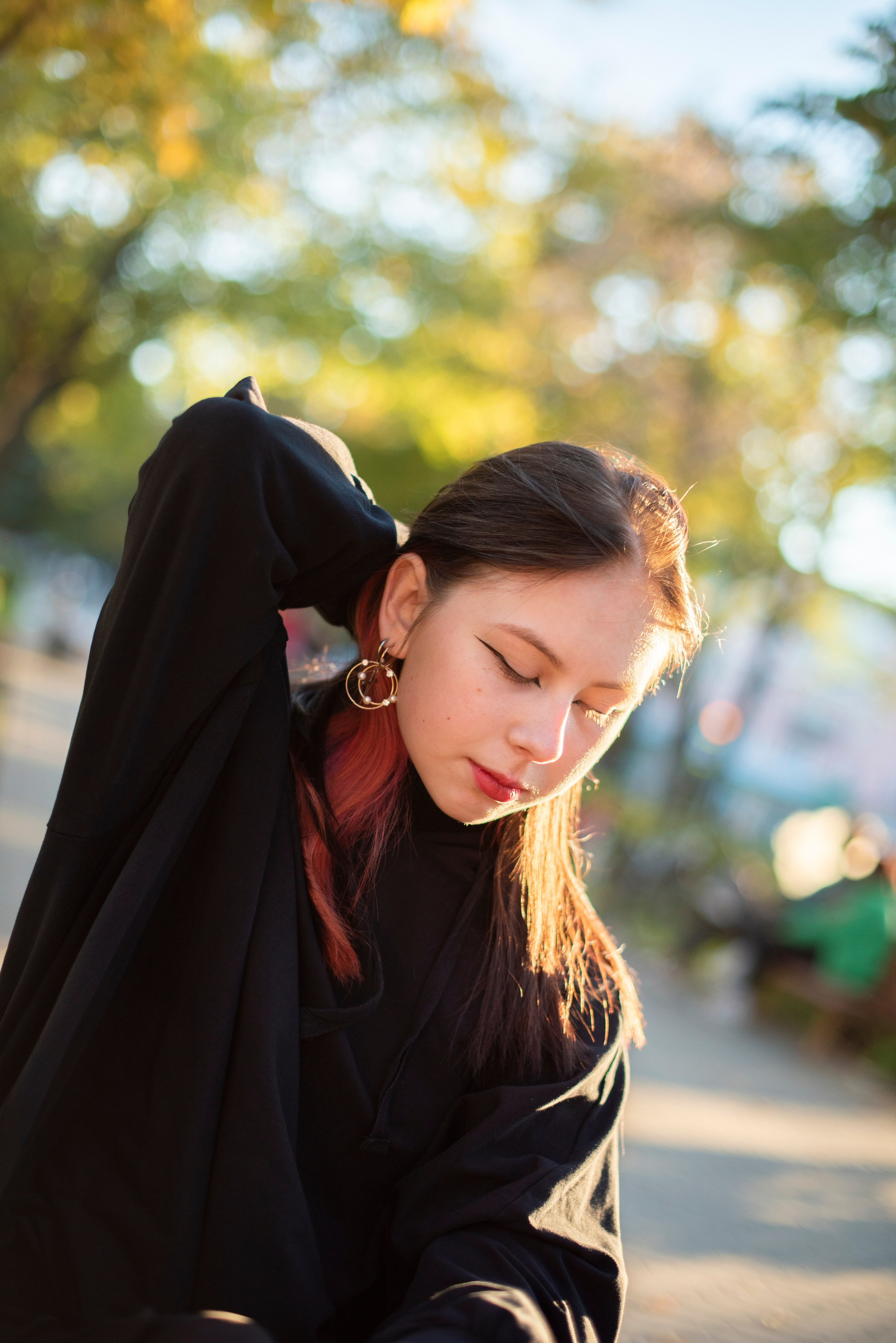 девушка-студентка. чёрный балахон. чёрно-красные волосы. серьги. каменск-шахтинский