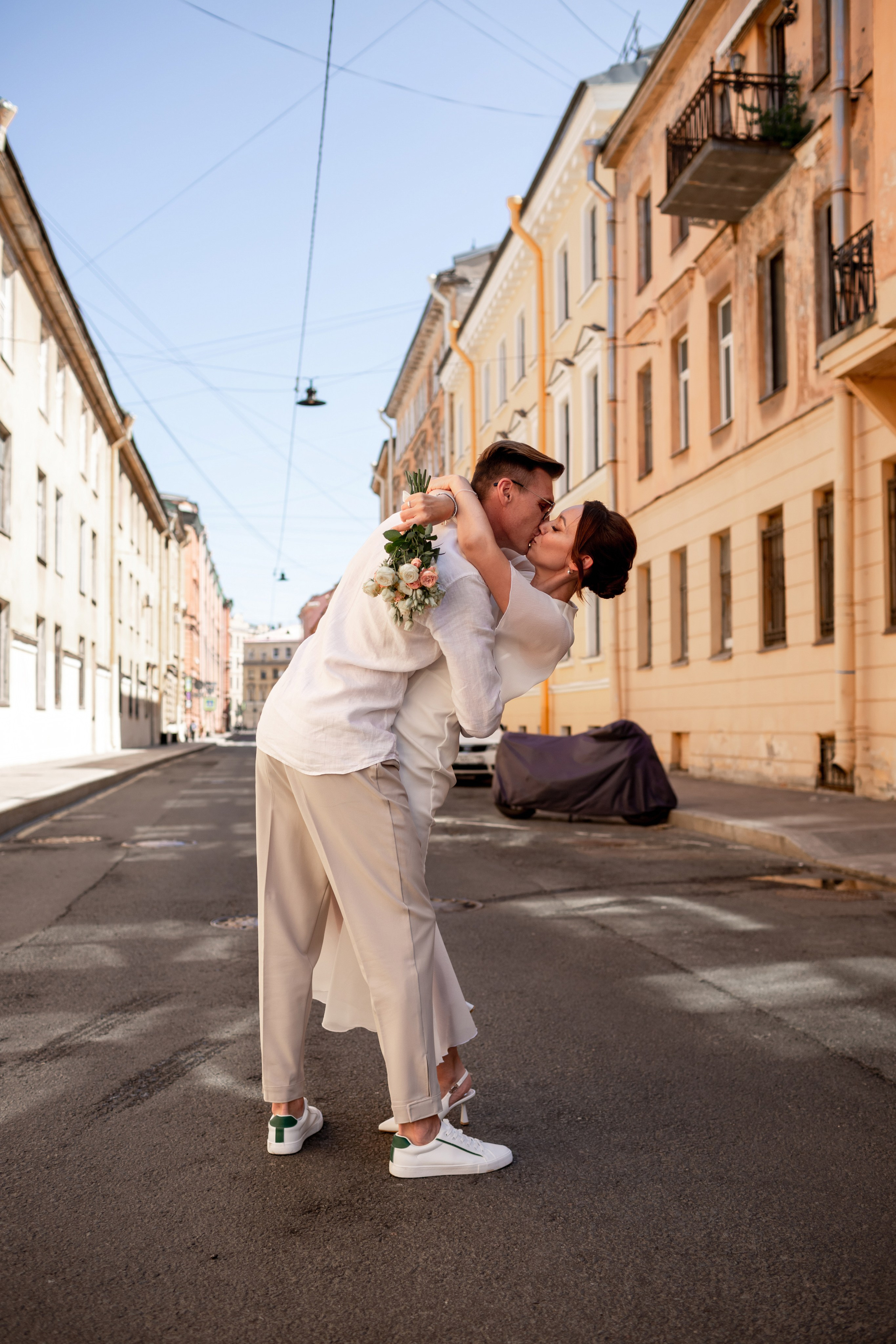 Свадебная фотопрогулка в Петербурге летом. Свадебный фотограф Кирилл Белый