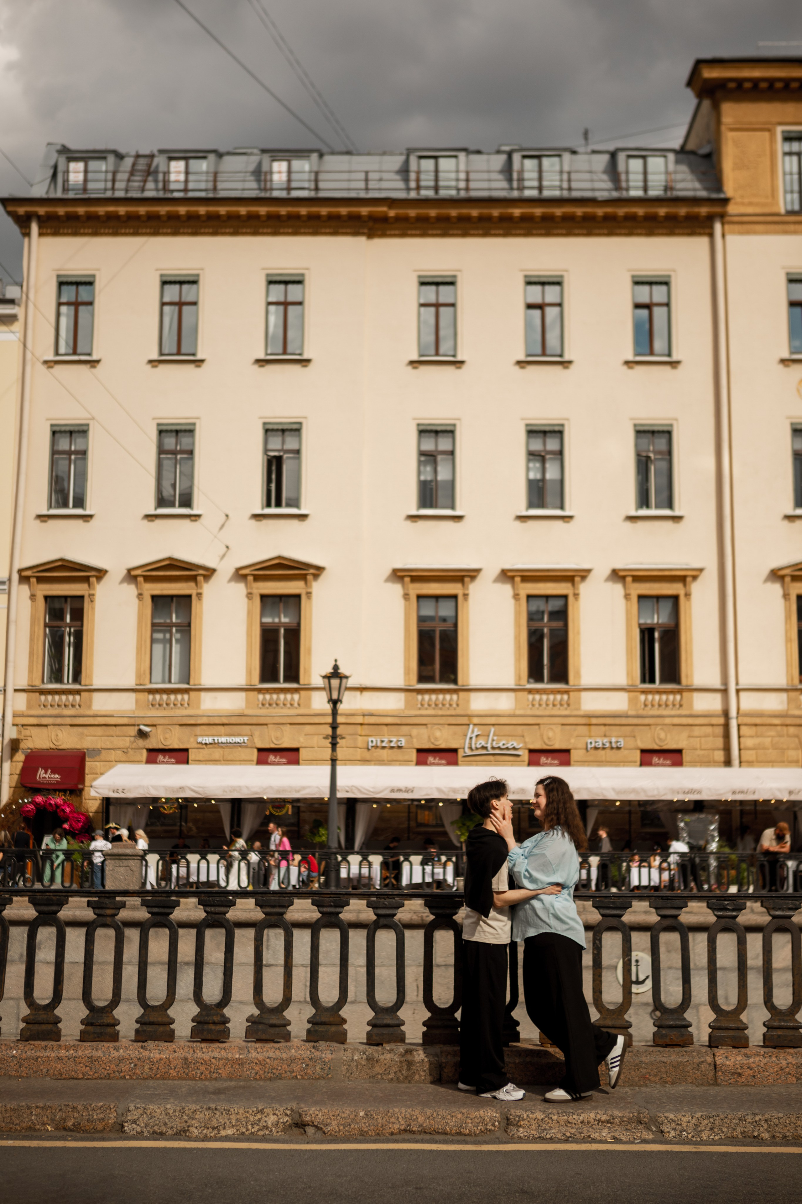 Красивая фотография влюбленных на набережной Санкт-Петербурга.