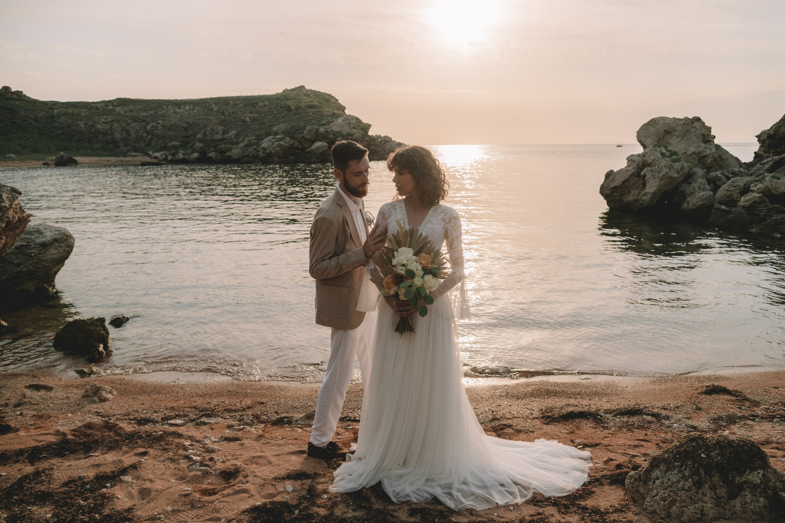 Свадебная фотосессия в Щелкино ,Бухта Космонавтов. Выездная церемония на берегу моря Крым. Свадебный и семейный фотограф и видеограф, Крым, Москва, Санкт -Петербург