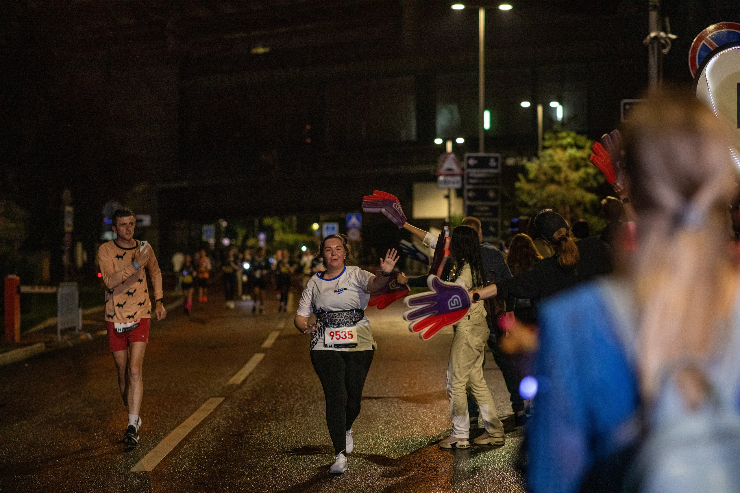 Ночной забег в ленте фотографий бегунов 03.08.24. Фотограф Сергей Ловкий