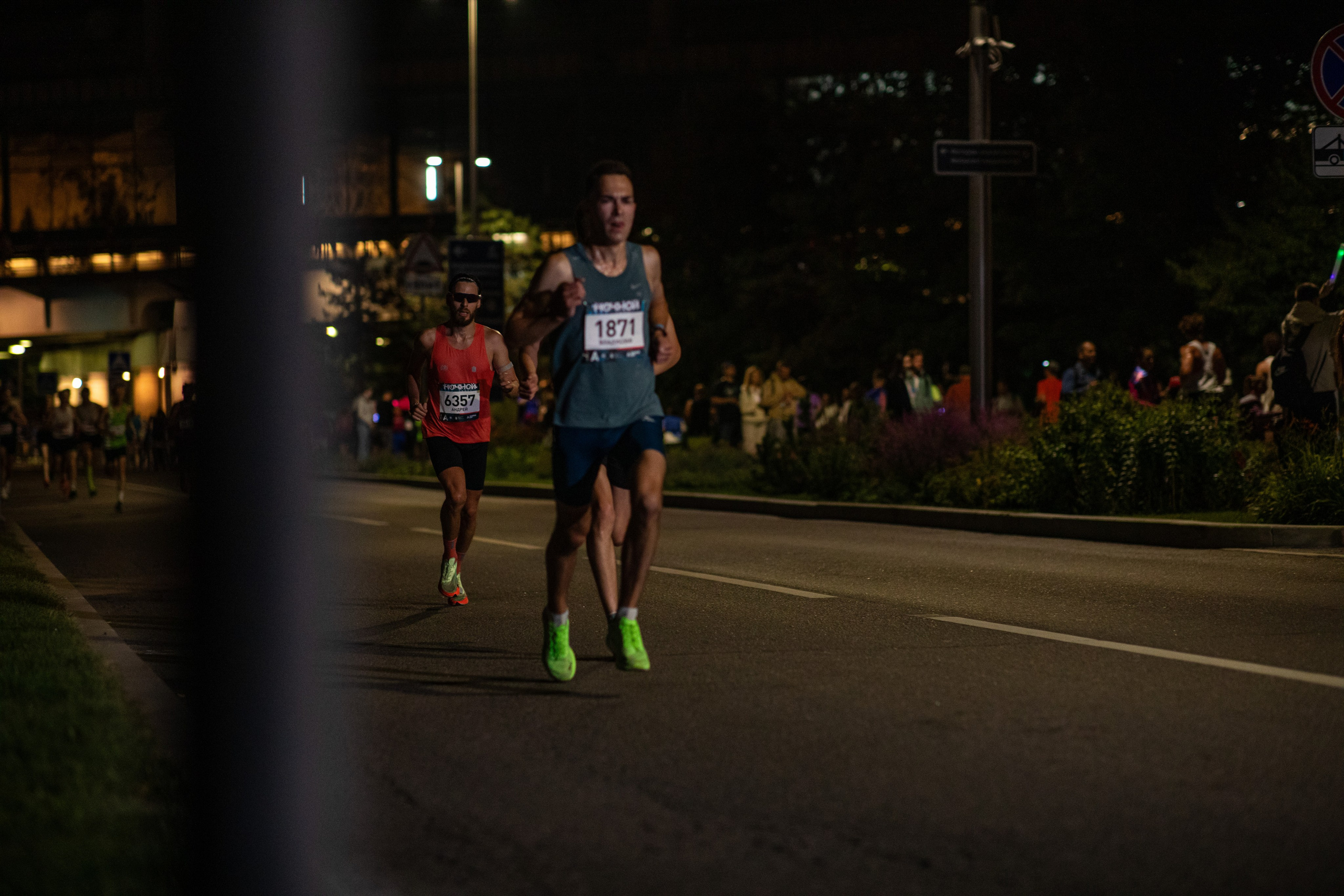 Ночной забег в ленте фотографий бегунов 03.08.24. Фотограф Сергей Ловкий