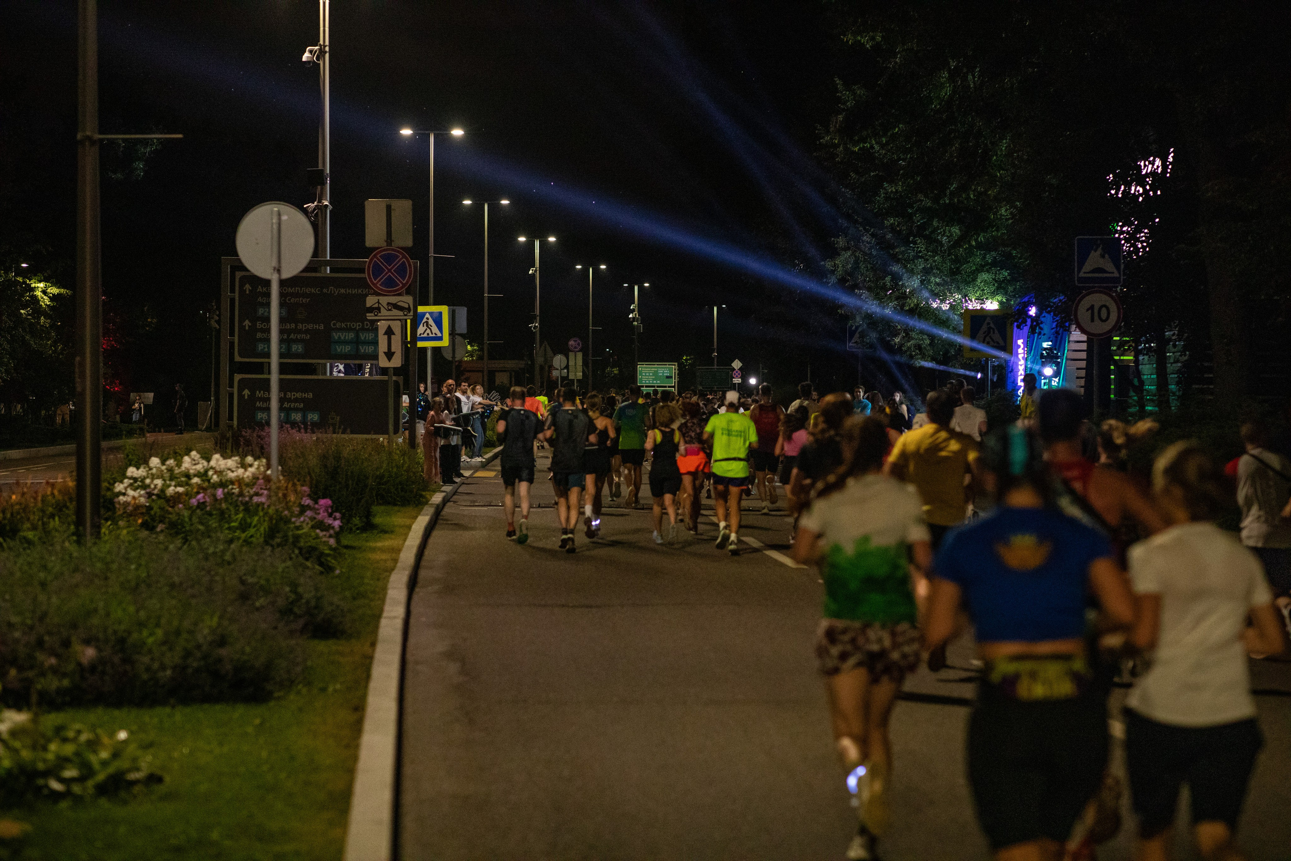 Ночной забег в ленте фотографий бегунов 03.08.24. Фотограф Сергей Ловкий