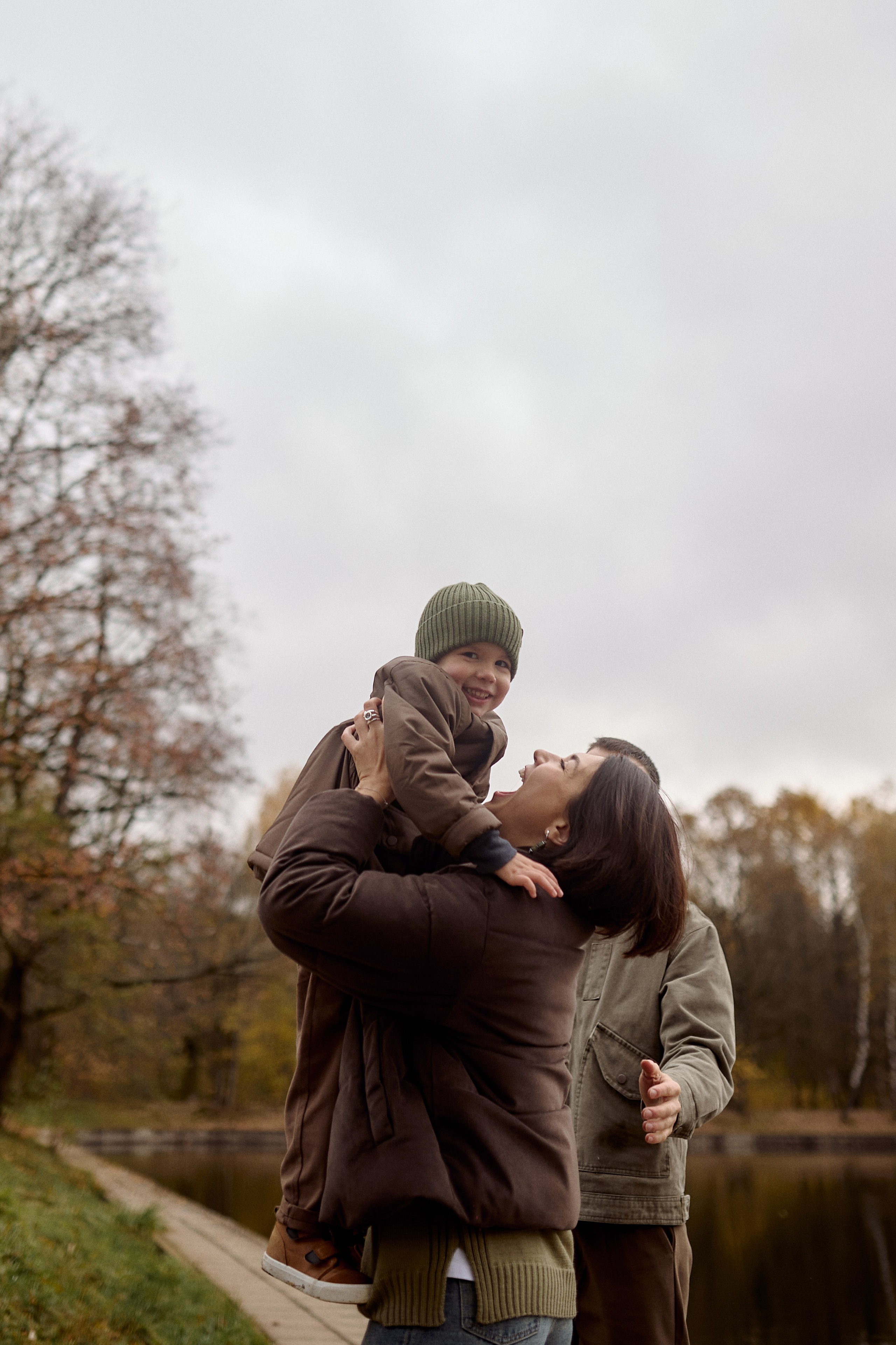 Вова, Юля и Максим в осеннем парке. Семейный и свадебный lifestyle-фотограф в Москве Мария Петрова