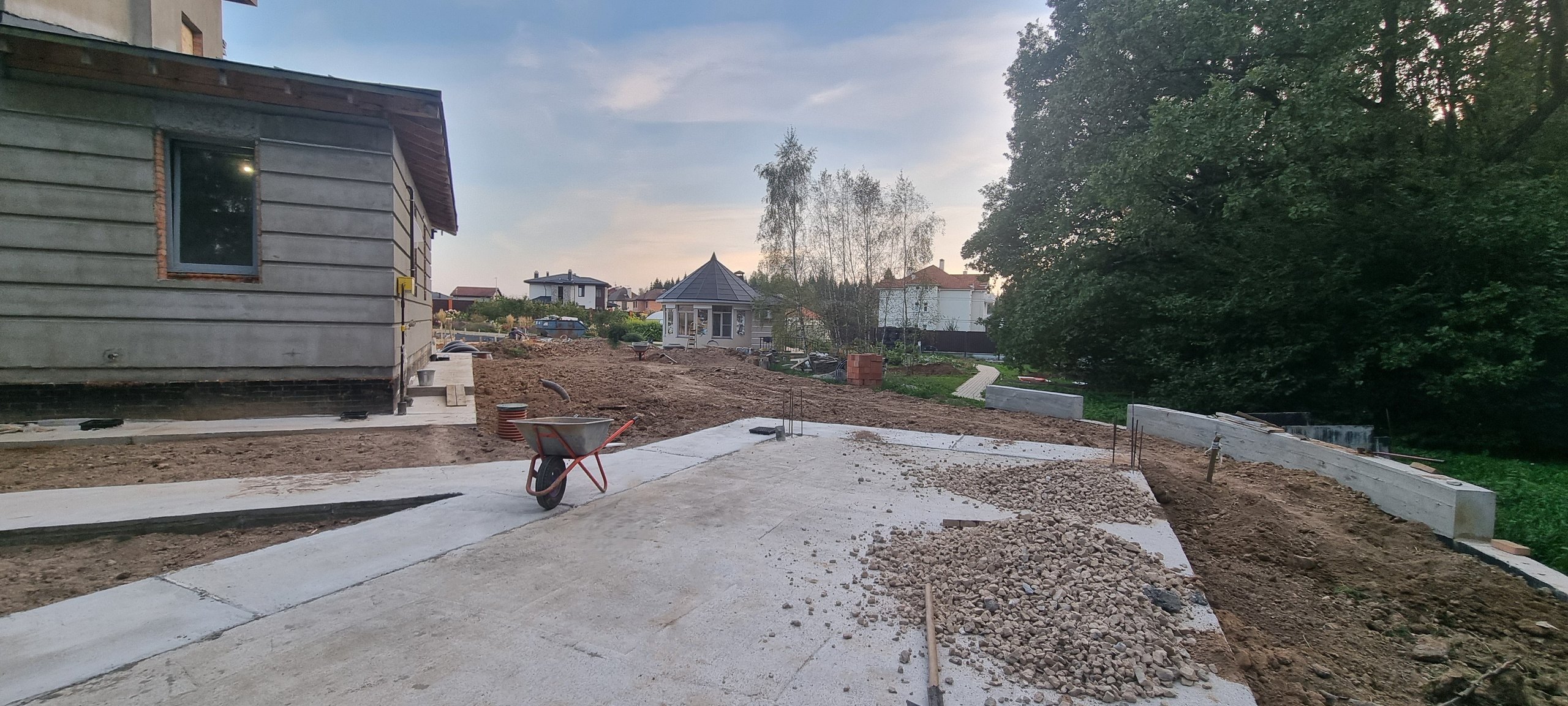 Заливка бетонных дорожек — ровные, прочные и функциональные пути для передвижения по участку.