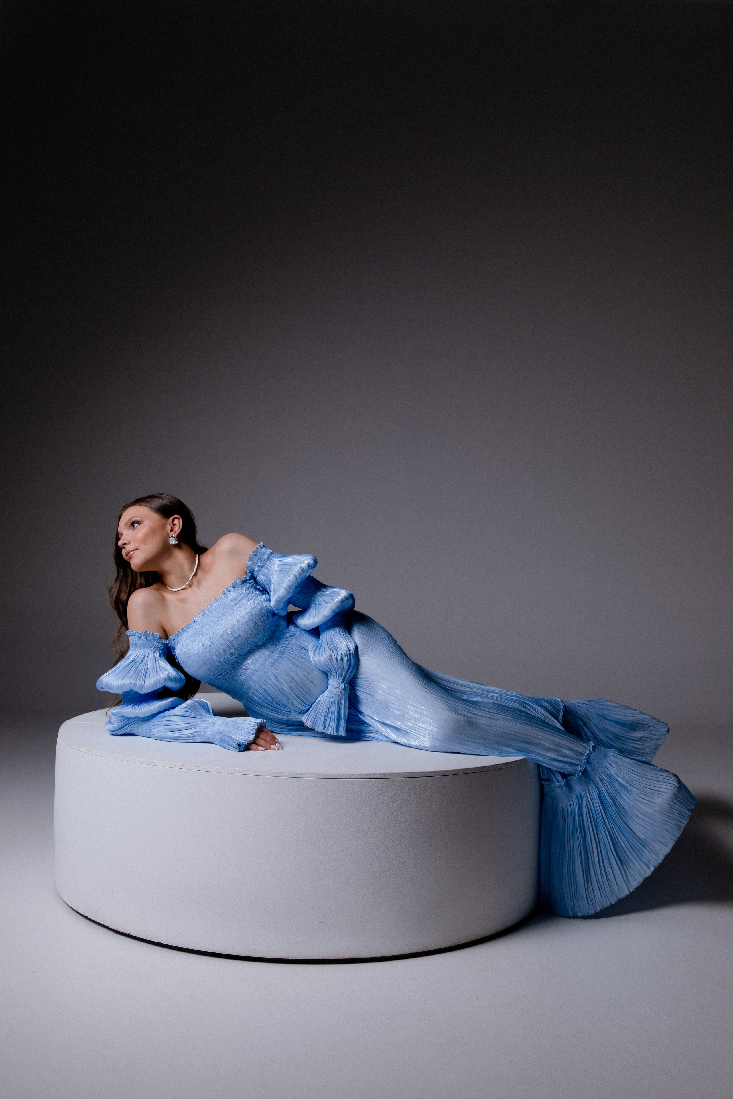 Анастасия. Фотосессия беременности на циклораме платьях. Фотограф в Москве Ольга Сатони