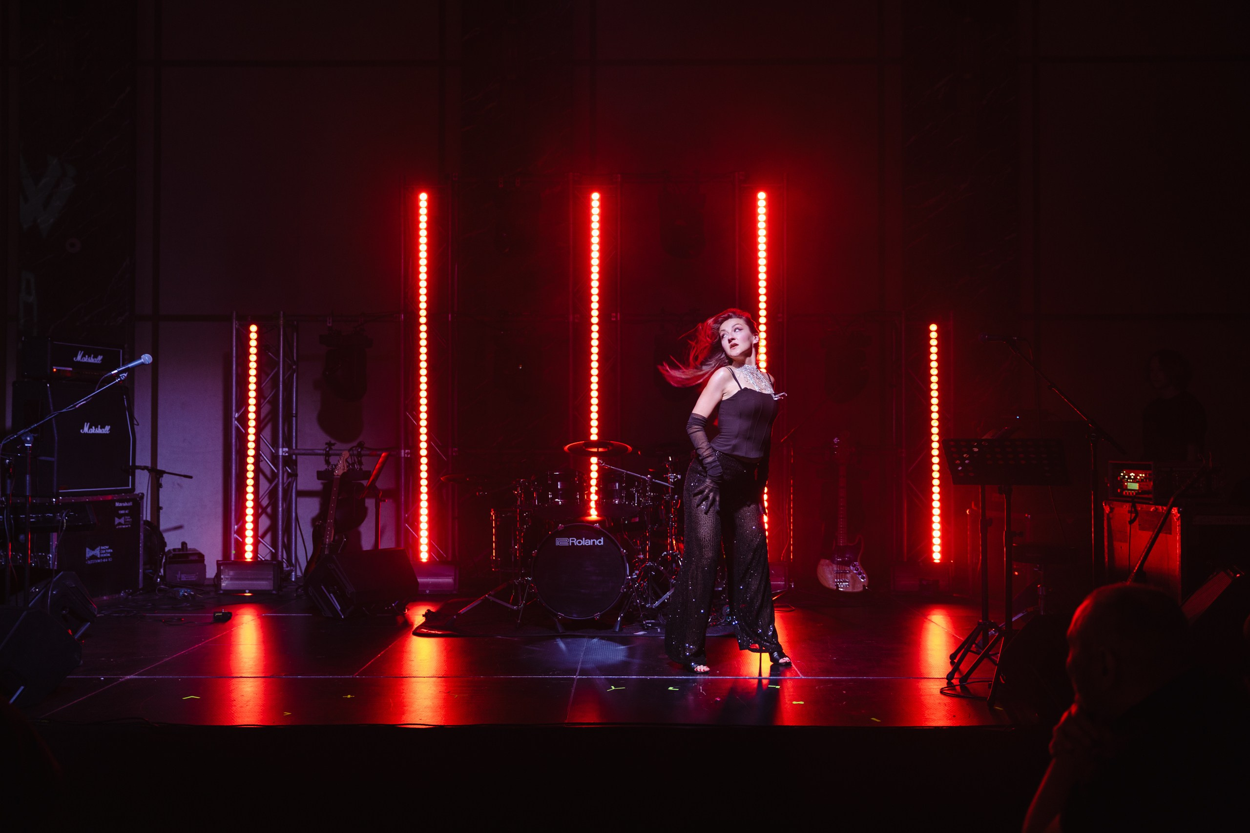 Здравствуйте! Я свадебный фотограф из Ульяновска, работаю в том числе по всей России и с выездом за границу. Снимаю свадьбы, lovestory, корпоративы, светский репортаж. Провожу обучение по фотографии, мастер-классы и воркшопы для других фотографов.