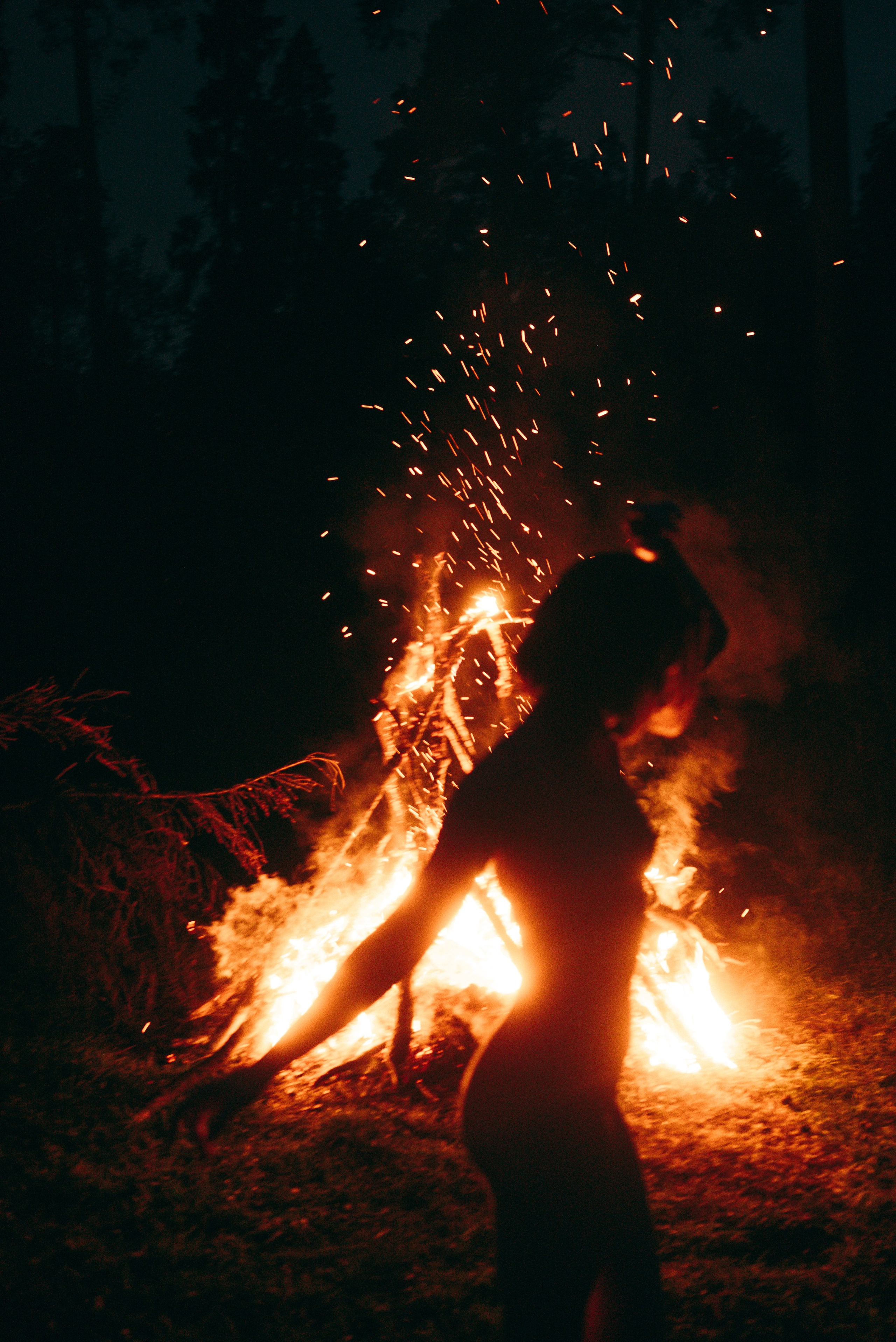 Женская съёмка с костром. Фотоведьма Дарья Нечинская