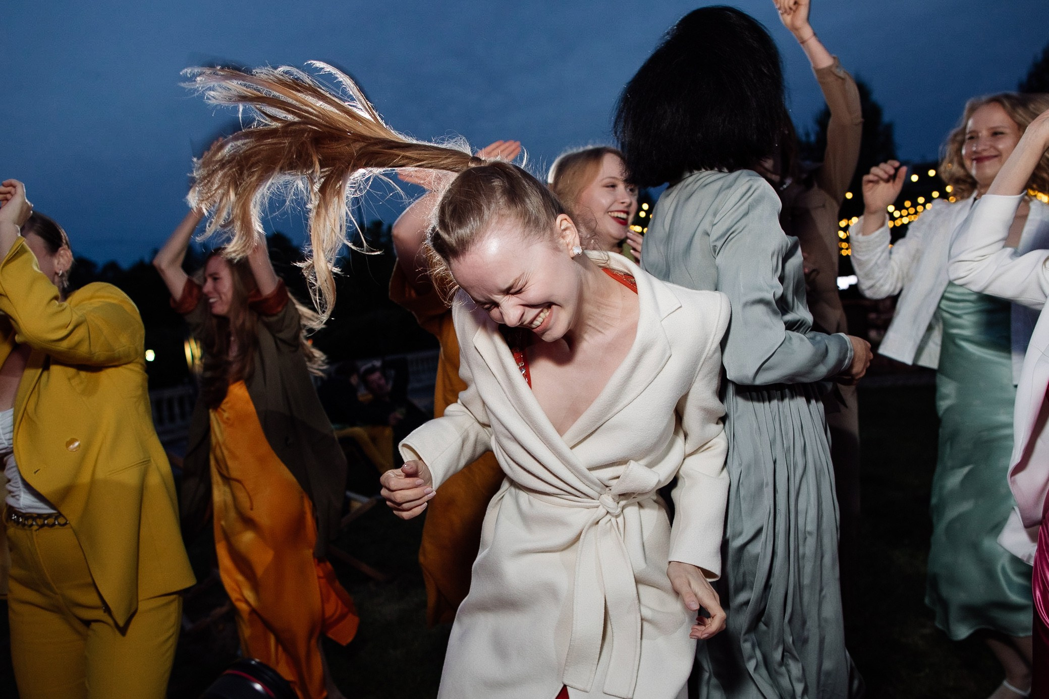 HOLDING_OUT_OF_THE_HERO. Wedding photographer in Europe