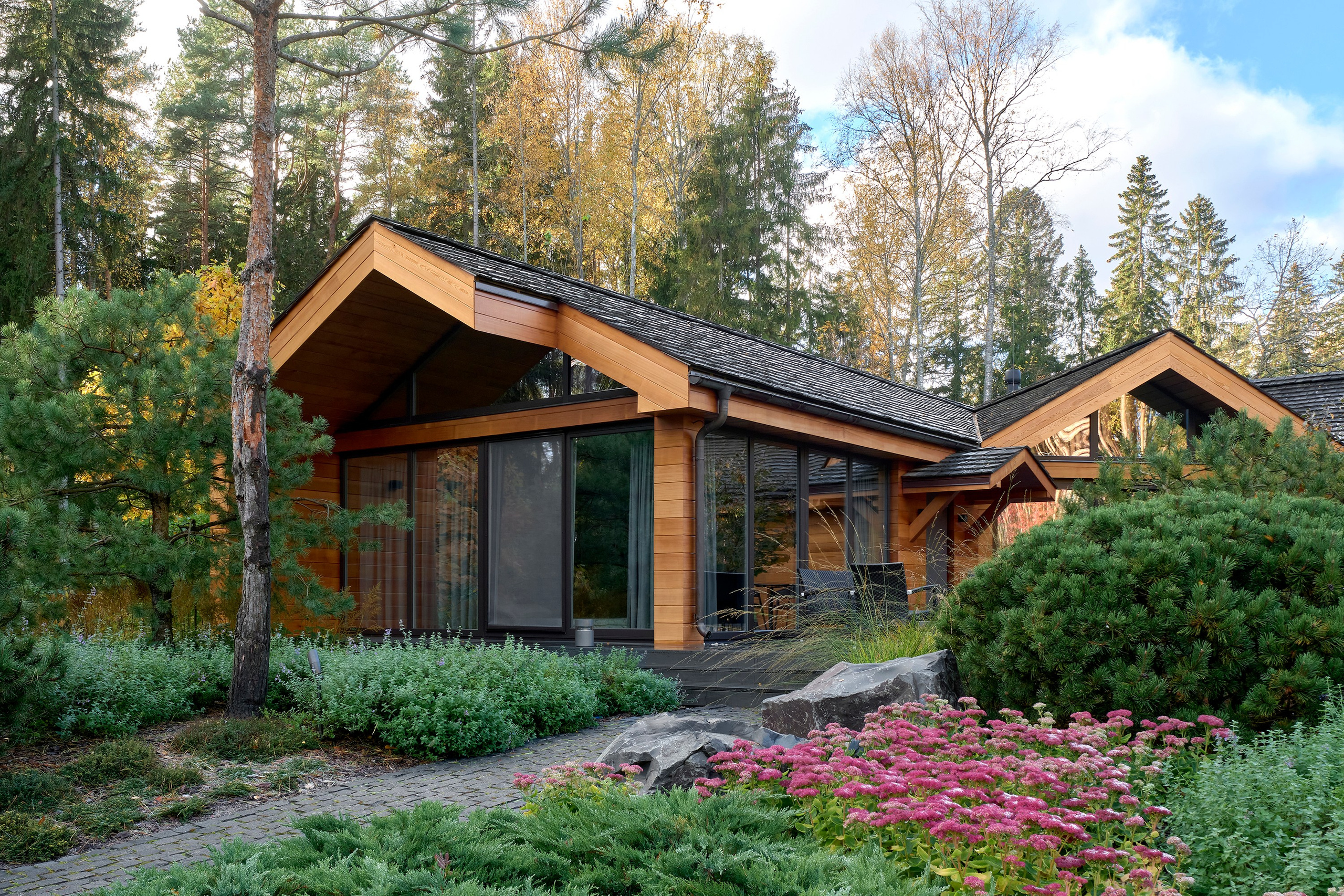 Усадьба Хрустальное: фотосъемка частного сада Валерия Федотова в Репино для L.BURO. Фотограф Наталья Соловьева | interioto