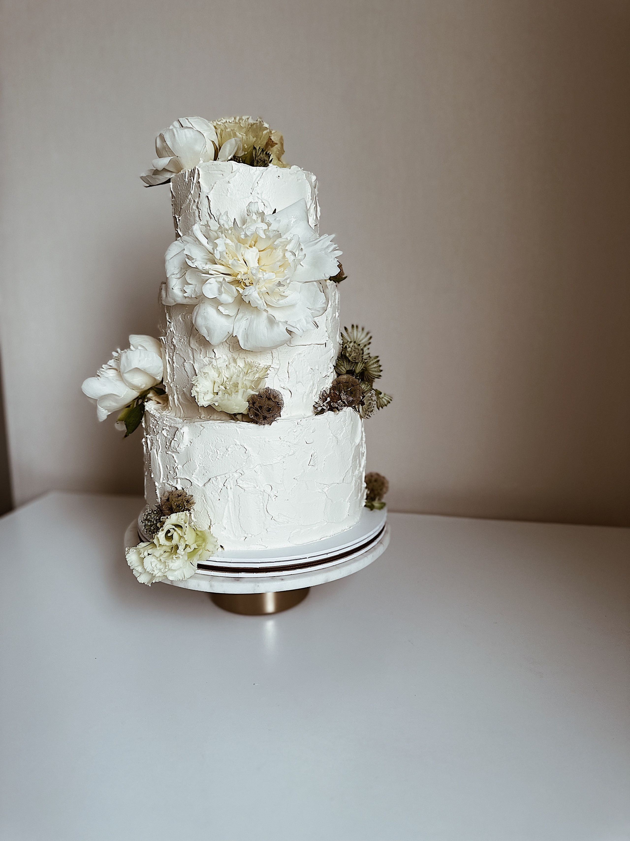 Торт с живыми цветами. Арт-кондитер в Москве Маша Шафран