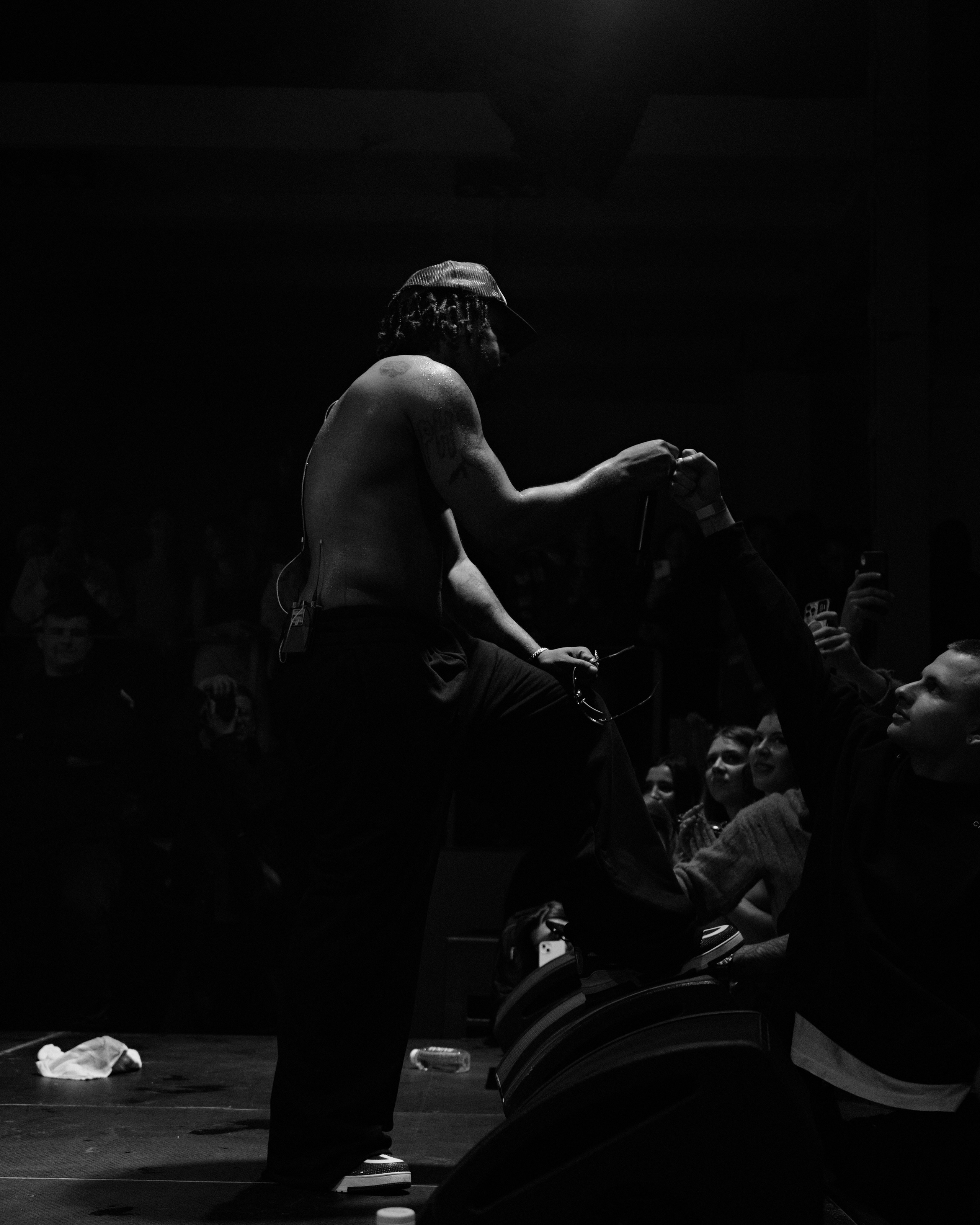 Azizi Gibson. NOIZOMAX Художественный фотограф в Дубай